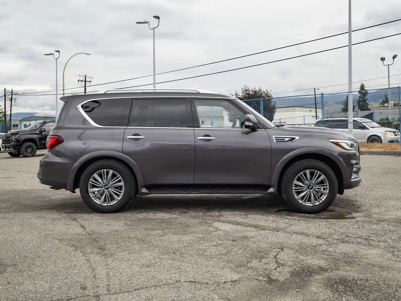 Infiniti QX80 снимка Infiniti QX80