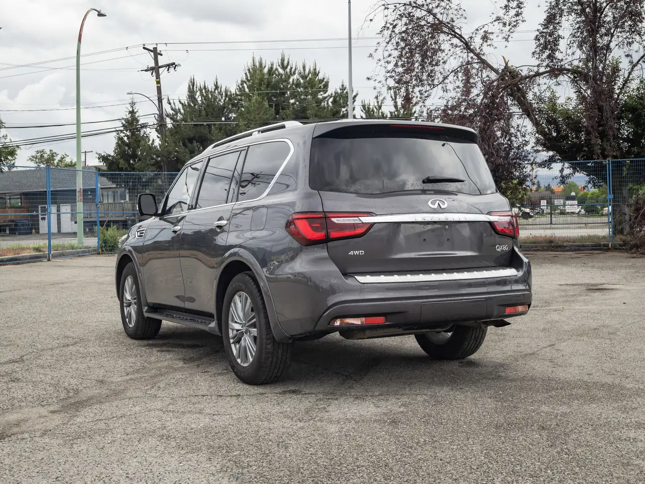 Infiniti QX80 снимка Infiniti QX80