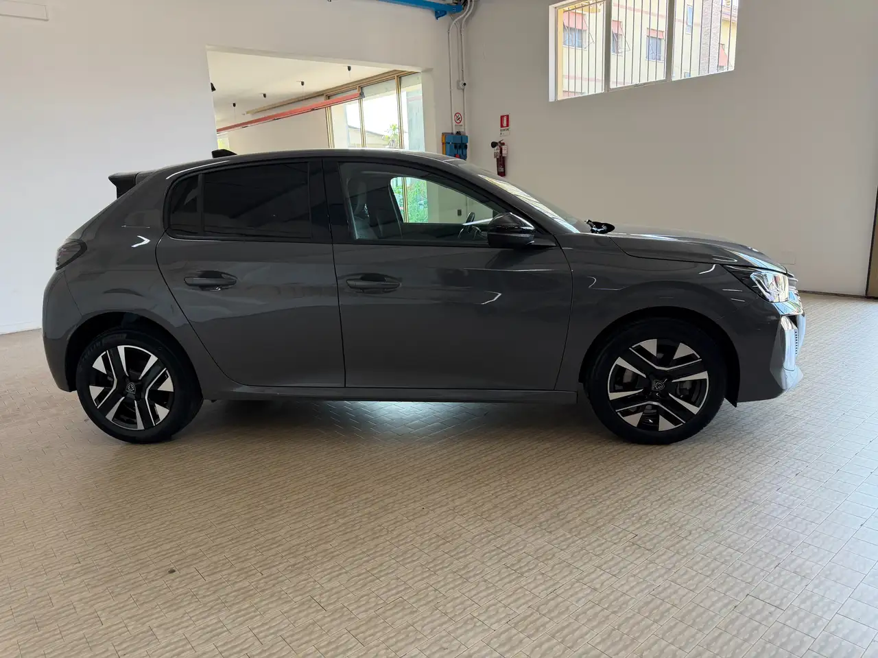 Peugeot 208 208 1.2 hybrid Allure 110cv e-dcs 6 Neopatentati Prezzo vero 8
