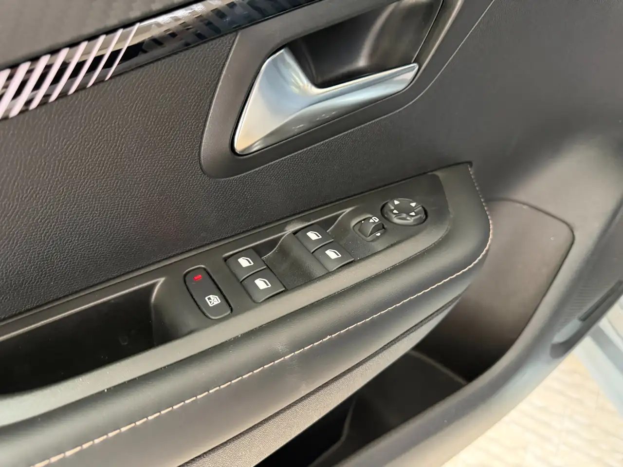 Peugeot 208 208 1.2 hybrid Allure 110cv e-dcs 6 Neopatentati Prezzo vero 14