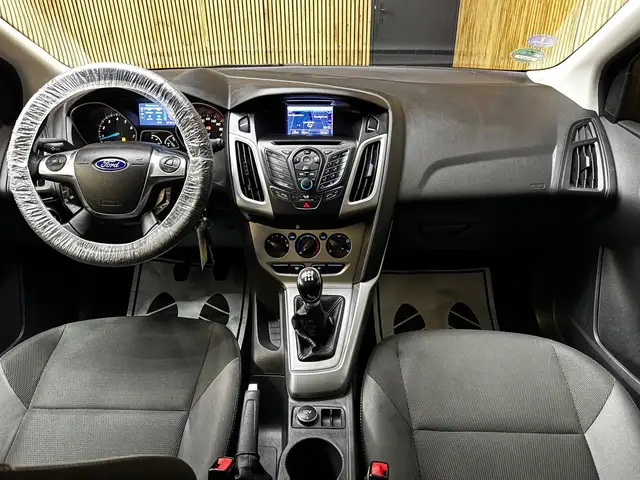 Ford Focus view 3