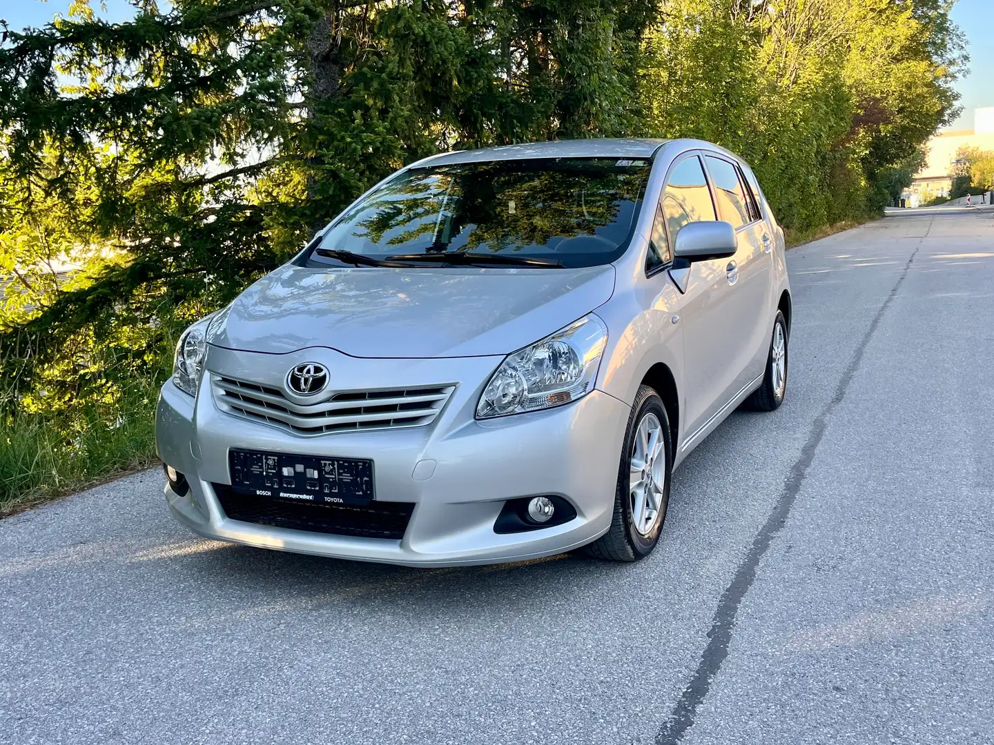 Toyota Verso 1.6 Benziener 1 Besitzer 34.000km neues Pickerl Silber - 1