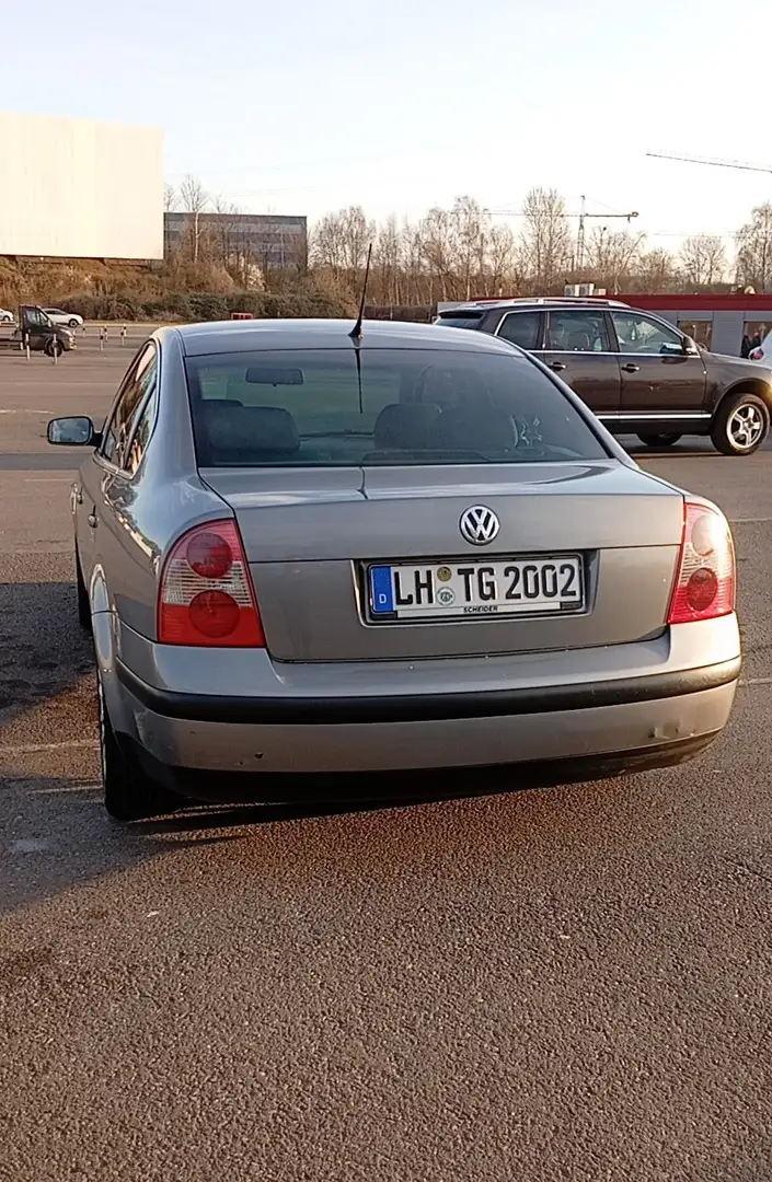 Volkswagen Passat Trendline Grau - 2