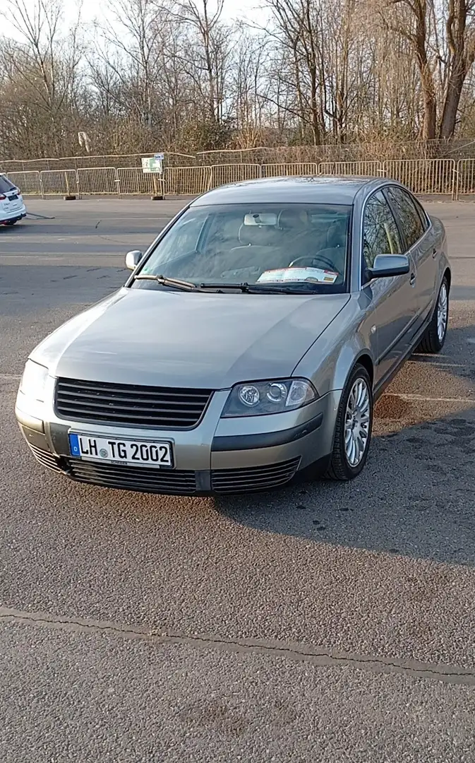 Volkswagen Passat Trendline Grau - 1