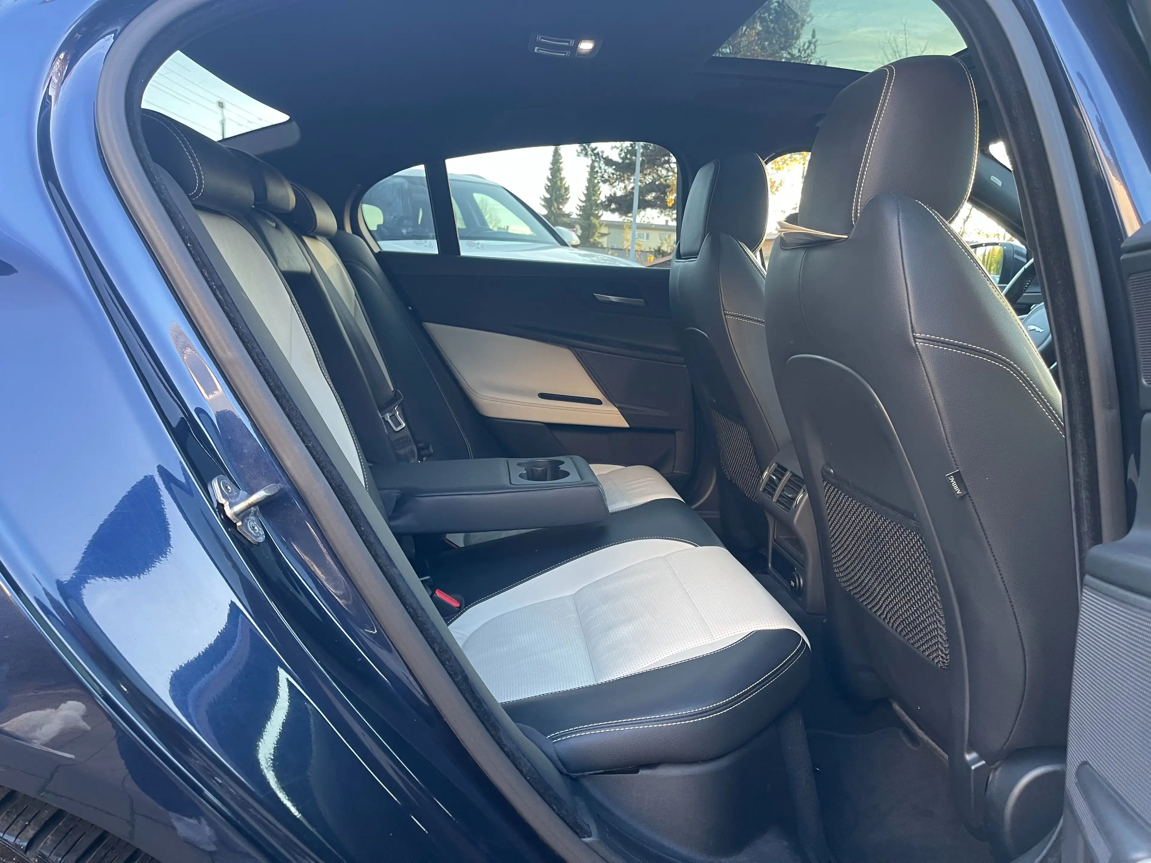 Jaguar XE R-Sport — photo 10