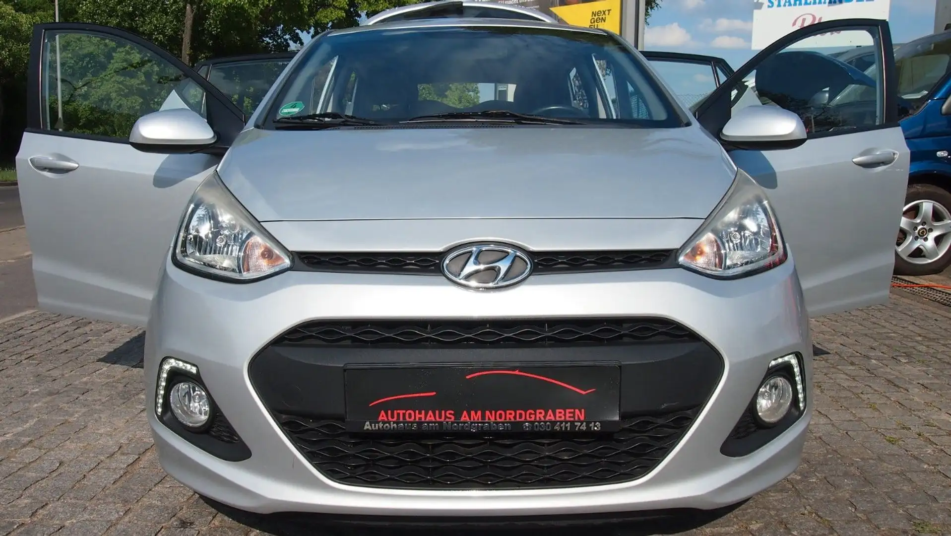 Hyundai i10 FIFA World Cup Edition ERST 79TKm Silber - 1