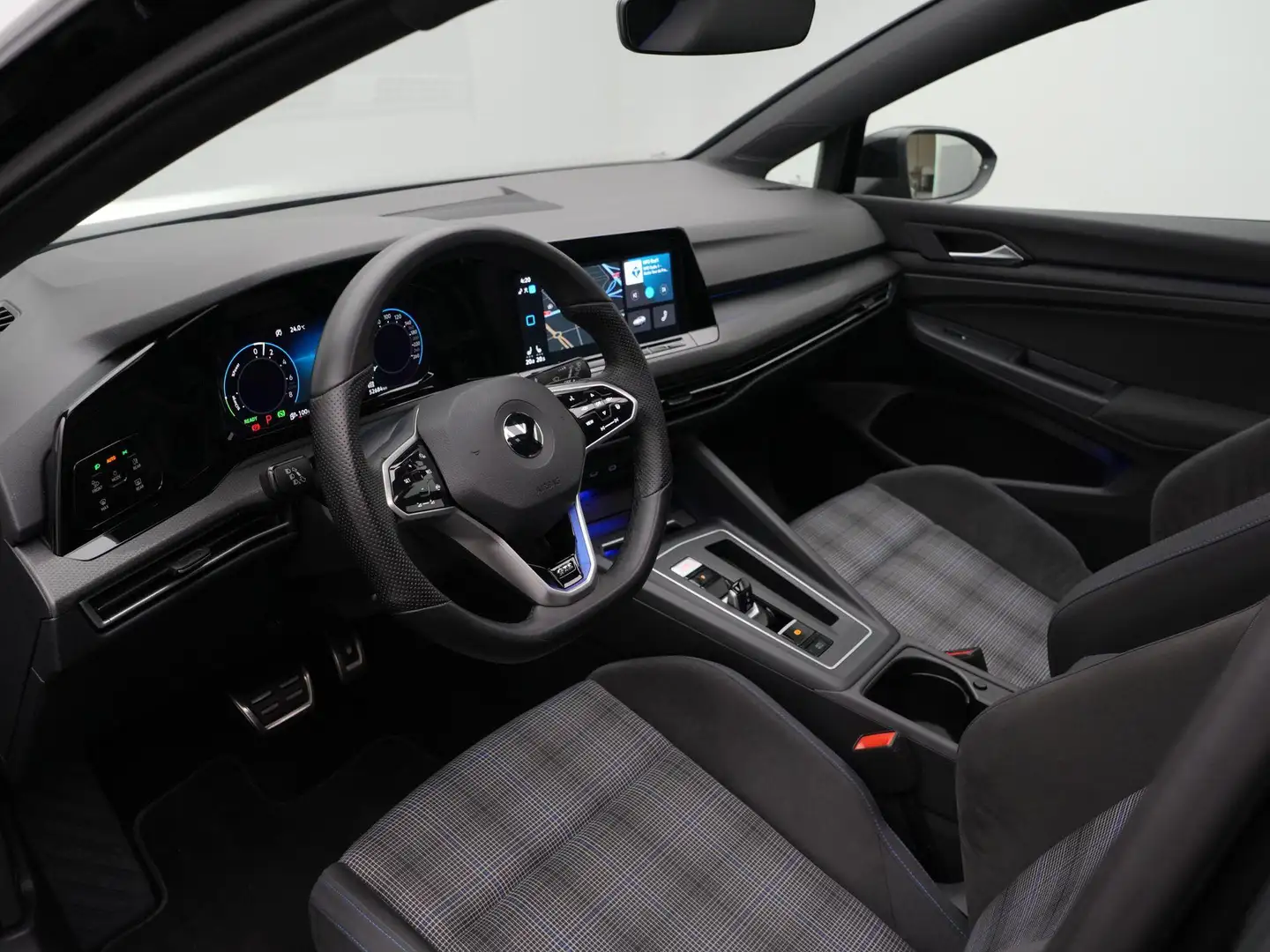 Volkswagen Golf 1.4 eHybrid 245 pk DSG GTE | Panoramadak | Stuur-/ Zwart - 2