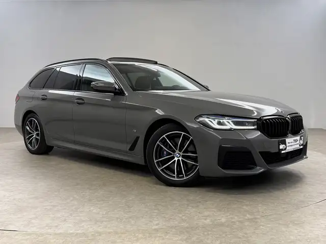 BMW 5 Series view 6