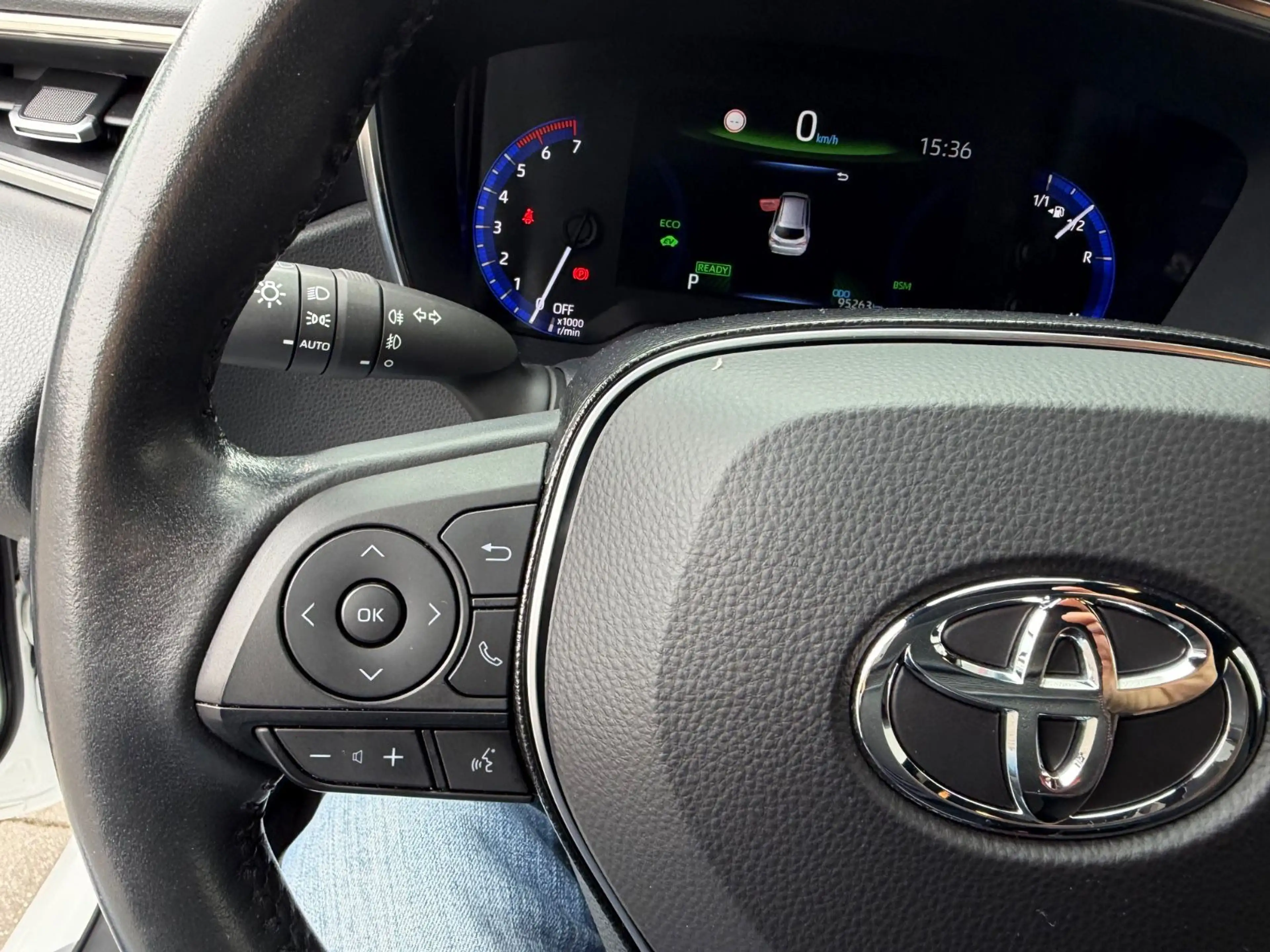 Toyota Corolla Touring Sports Hybrid Business Edition — photo 13