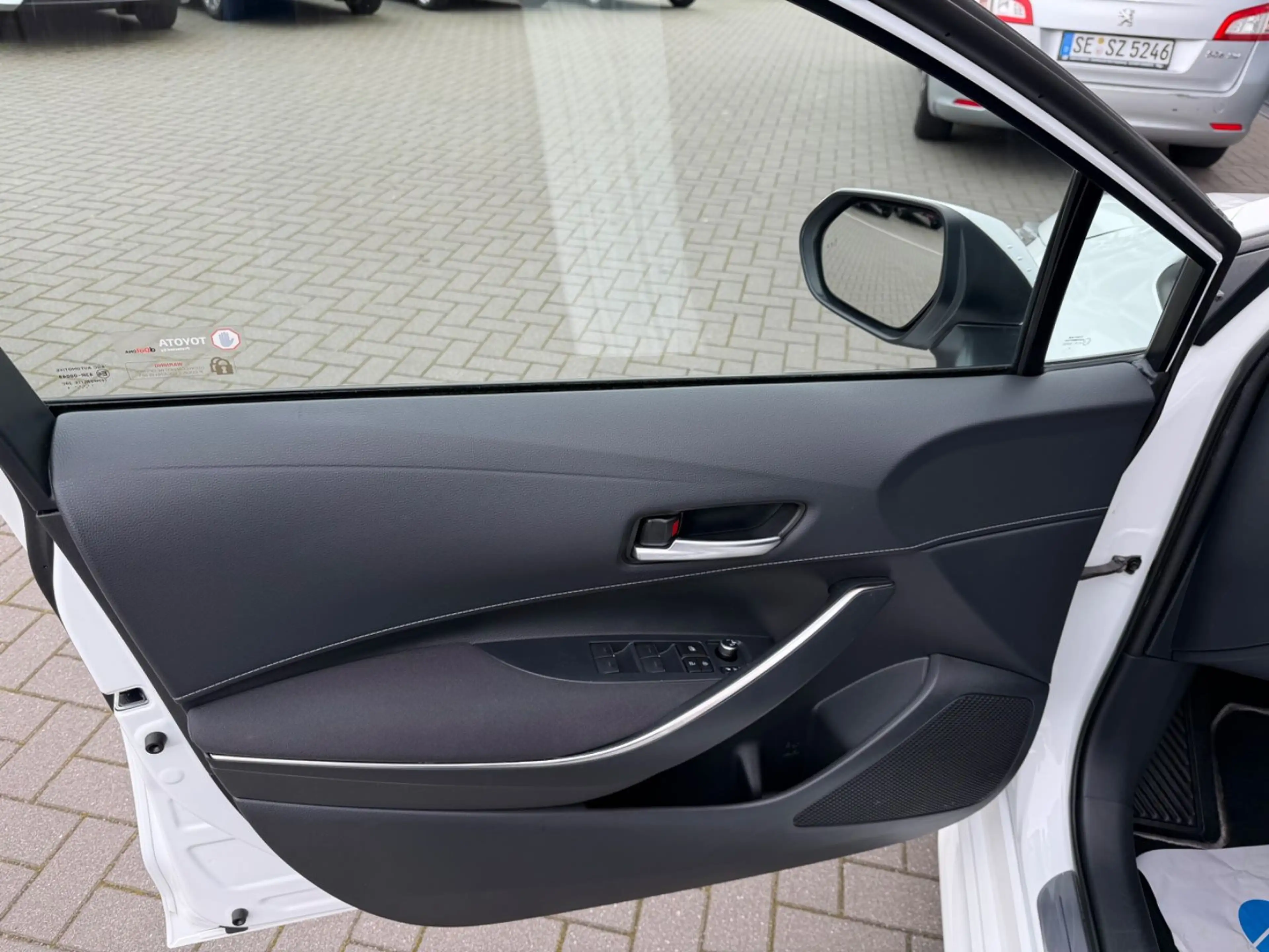 Toyota Corolla Touring Sports Hybrid Business Edition — photo 8