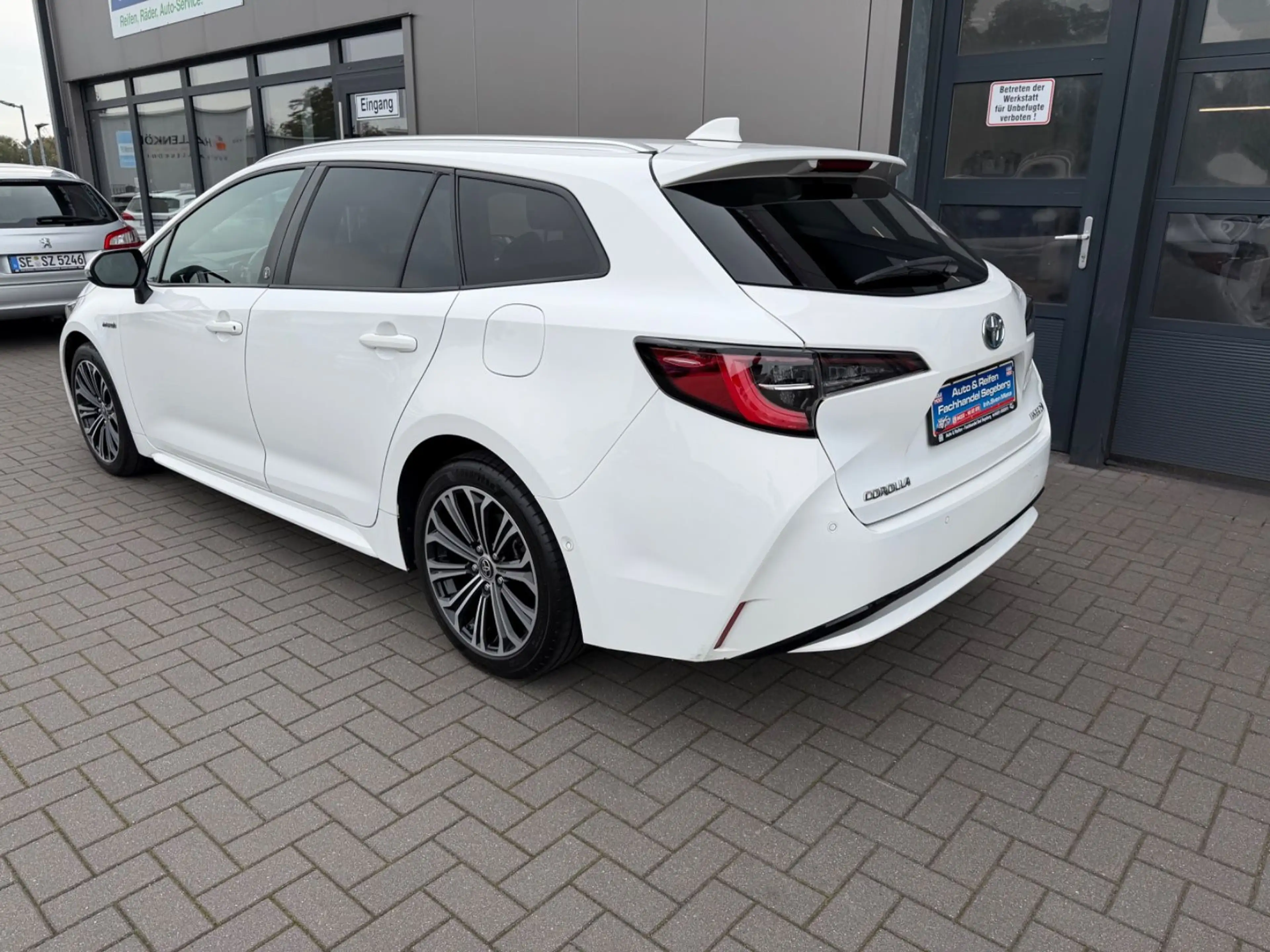 Toyota Corolla Touring Sports Hybrid Business Edition — photo 5