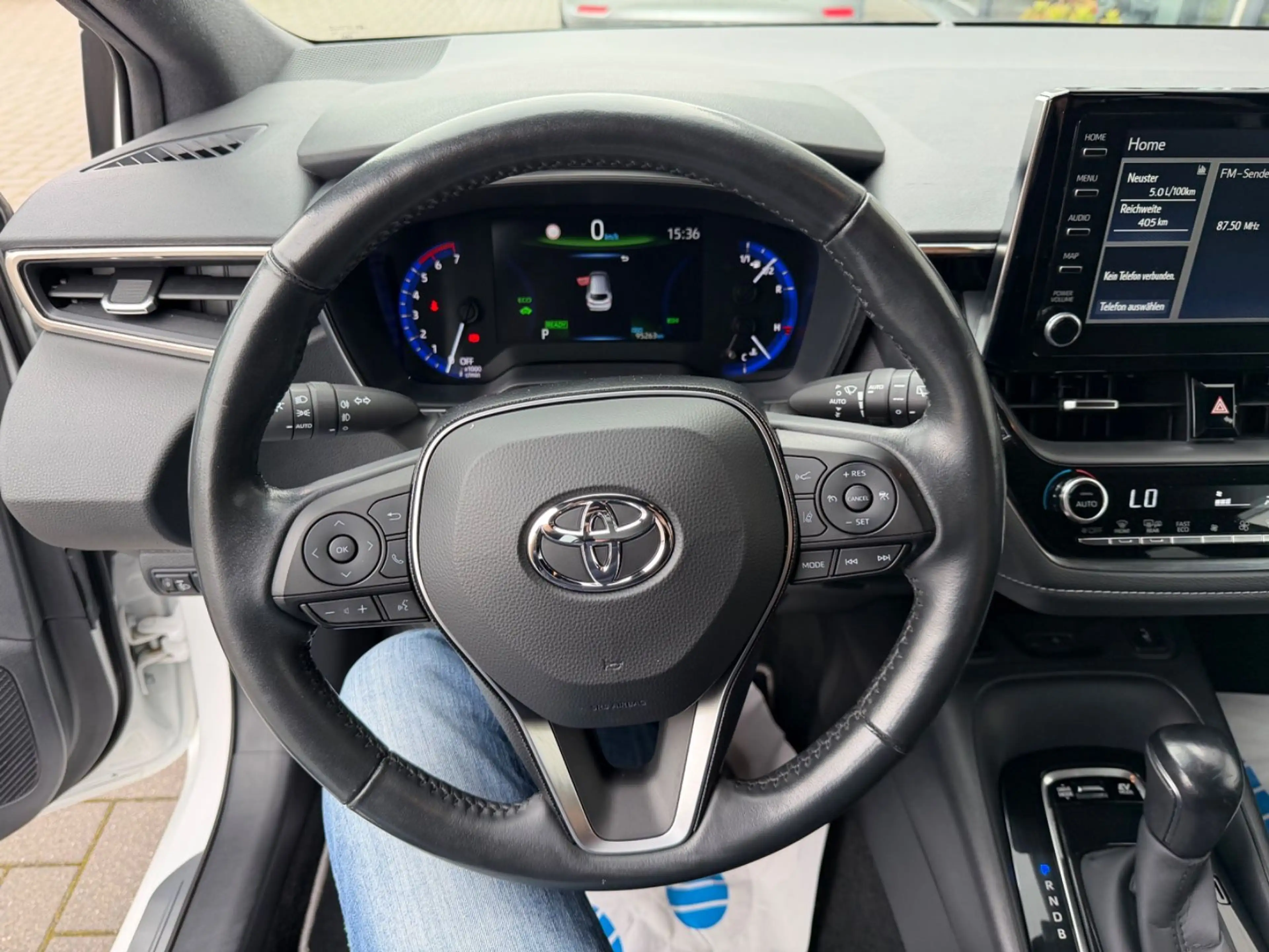 Toyota Corolla Touring Sports Hybrid Business Edition — photo 12
