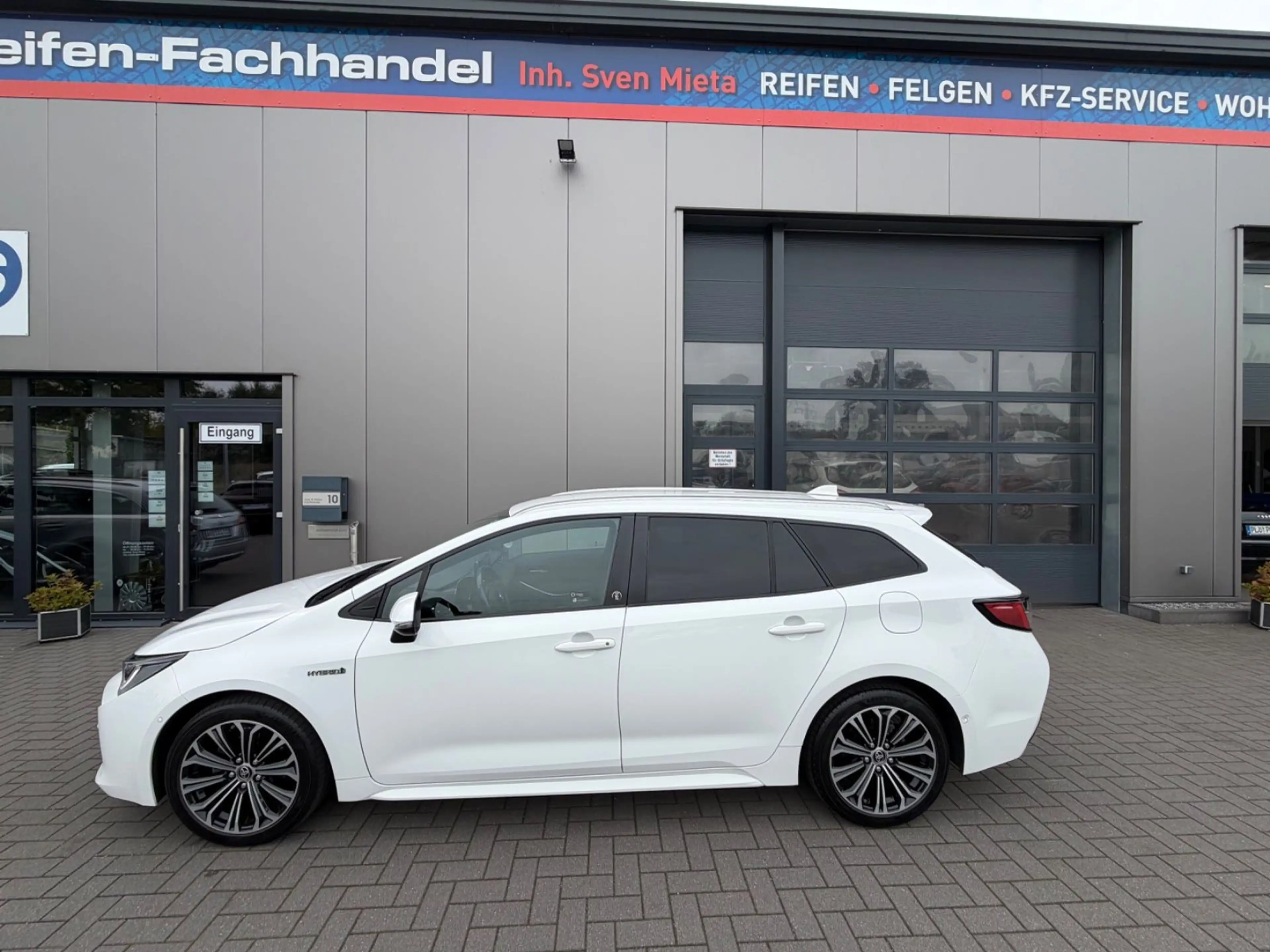 Toyota Corolla Touring Sports Hybrid Business Edition — photo 4