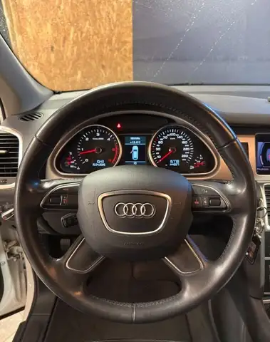 Audi Q7 view 11