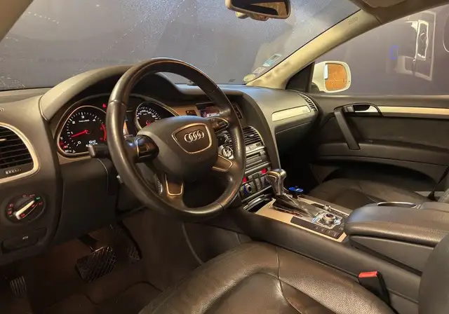 Audi Q7 view 3