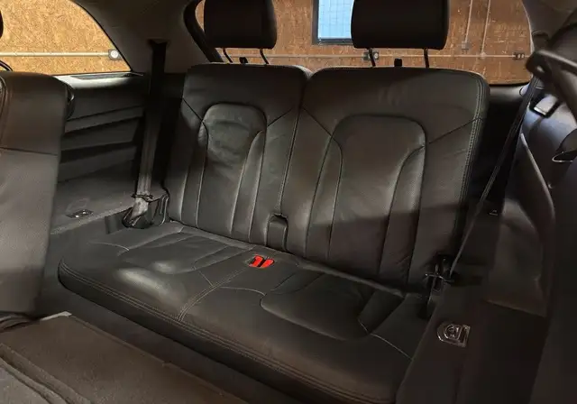 Audi Q7 view 10