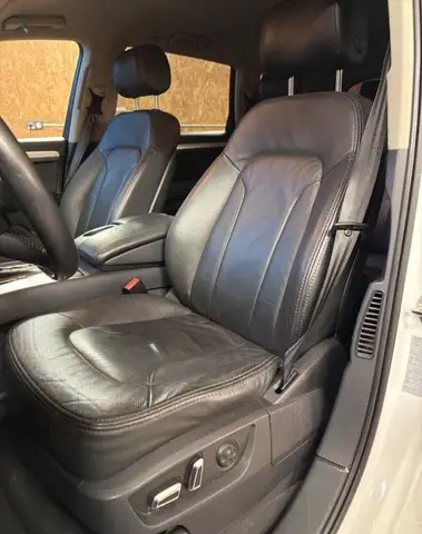 Audi Q7 view 4