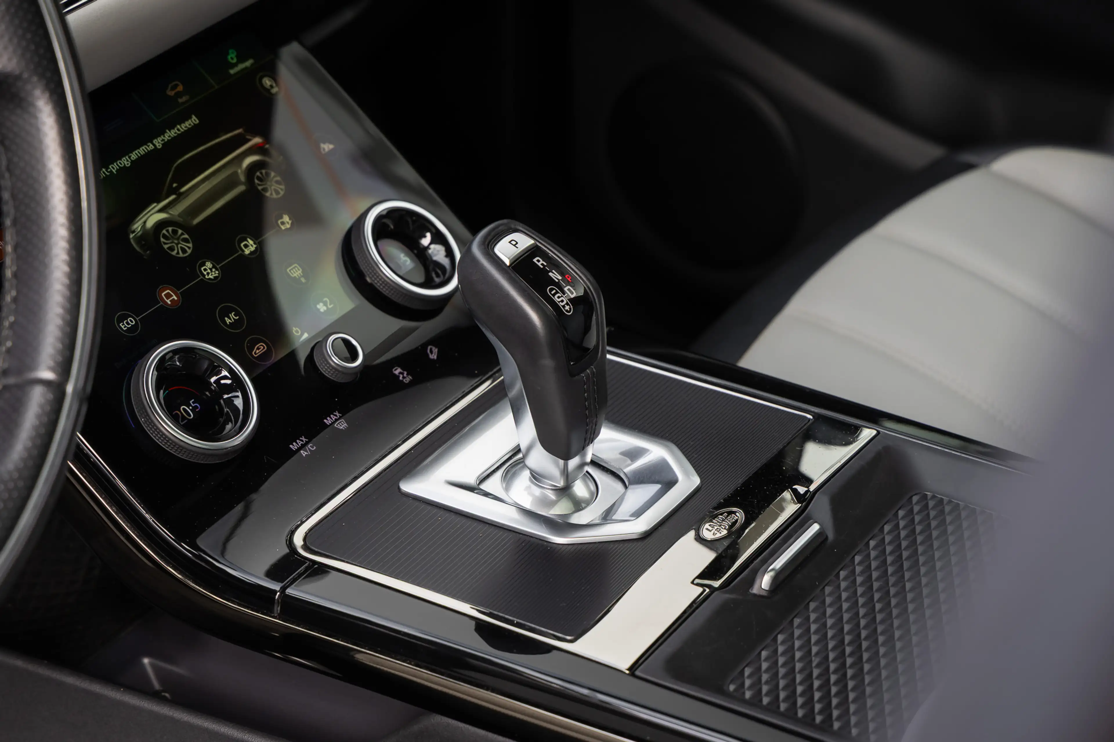 Land Rover Range Rover Evoque 1.5 P300e AWD R-D SE Panoramadak | Stoelverwarming — photo 15