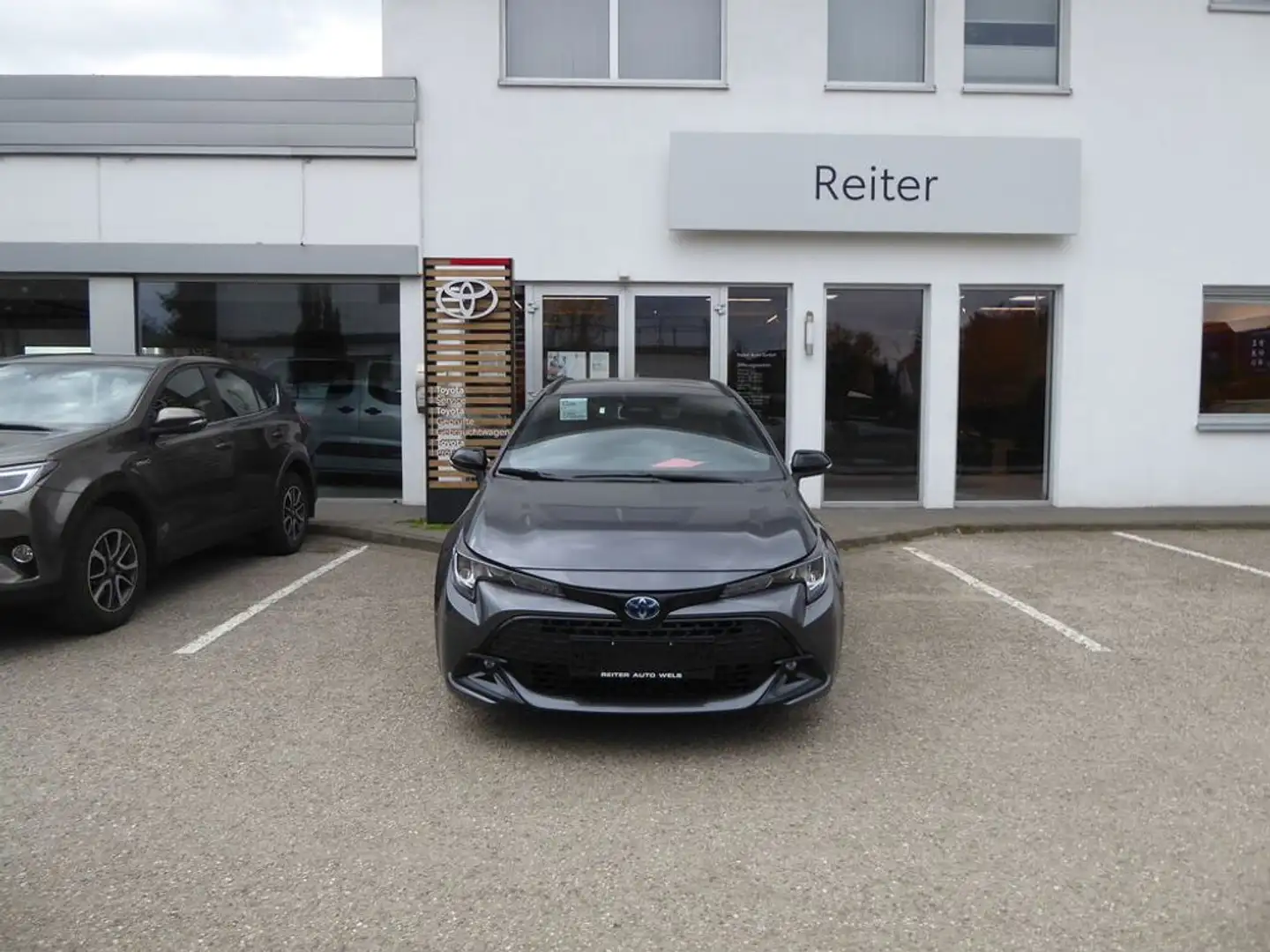 Toyota Corolla 1,8 Hybrid Touring Sports Active Grau - 1