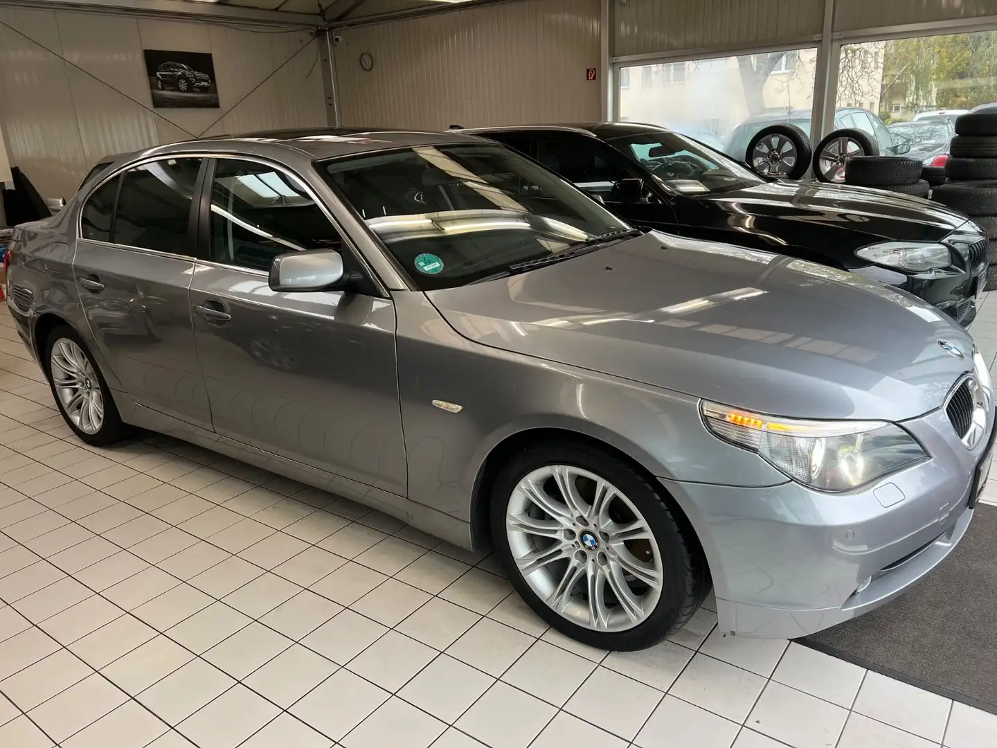 BMW 520 i E60 Lim. 2,2L 6 Zylinder*TÜVneu*Service*AHK Grau - 1