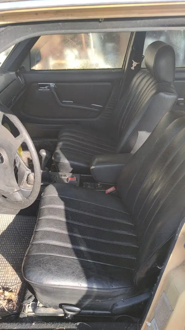 Mercedes-Benz 240 D Бежевий - 2