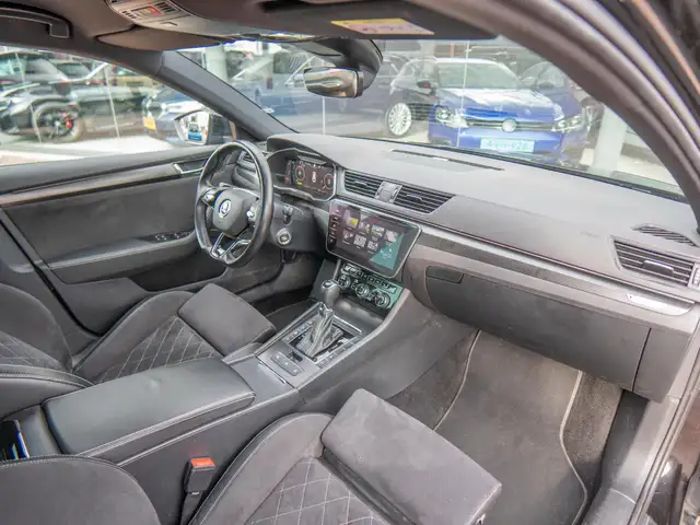 Skoda Superb view 5