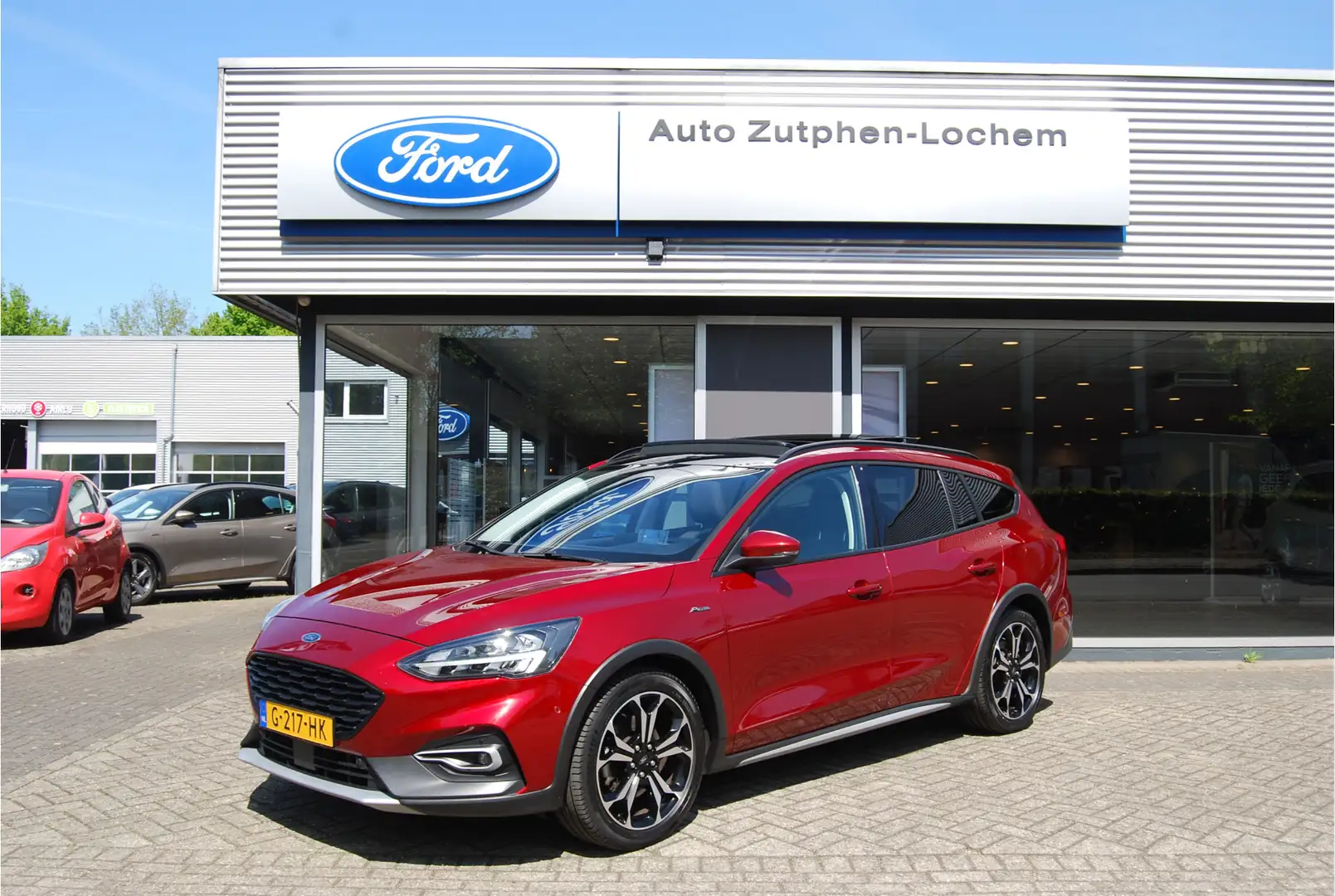 Ford Focus Wagon 1.5 EcoBoost 150PK Active Business Automaat Rood - 1