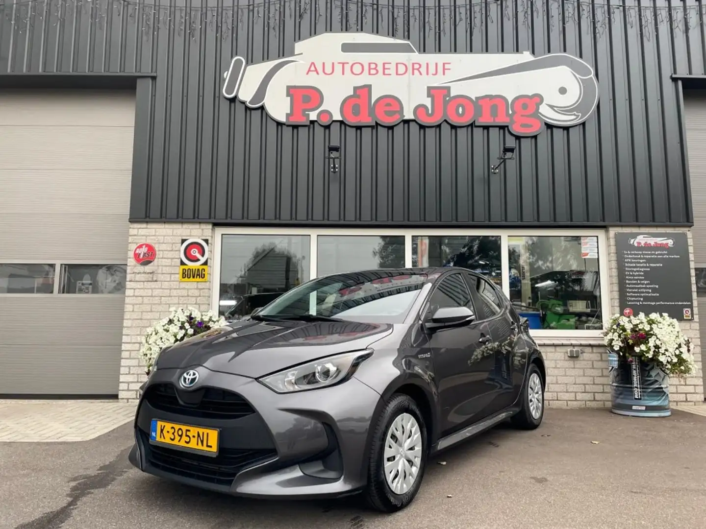 Toyota Yaris 1.5 HYBRID, Camera, Acc, Carplay, Laneassist, Dab+ Grijs - 1