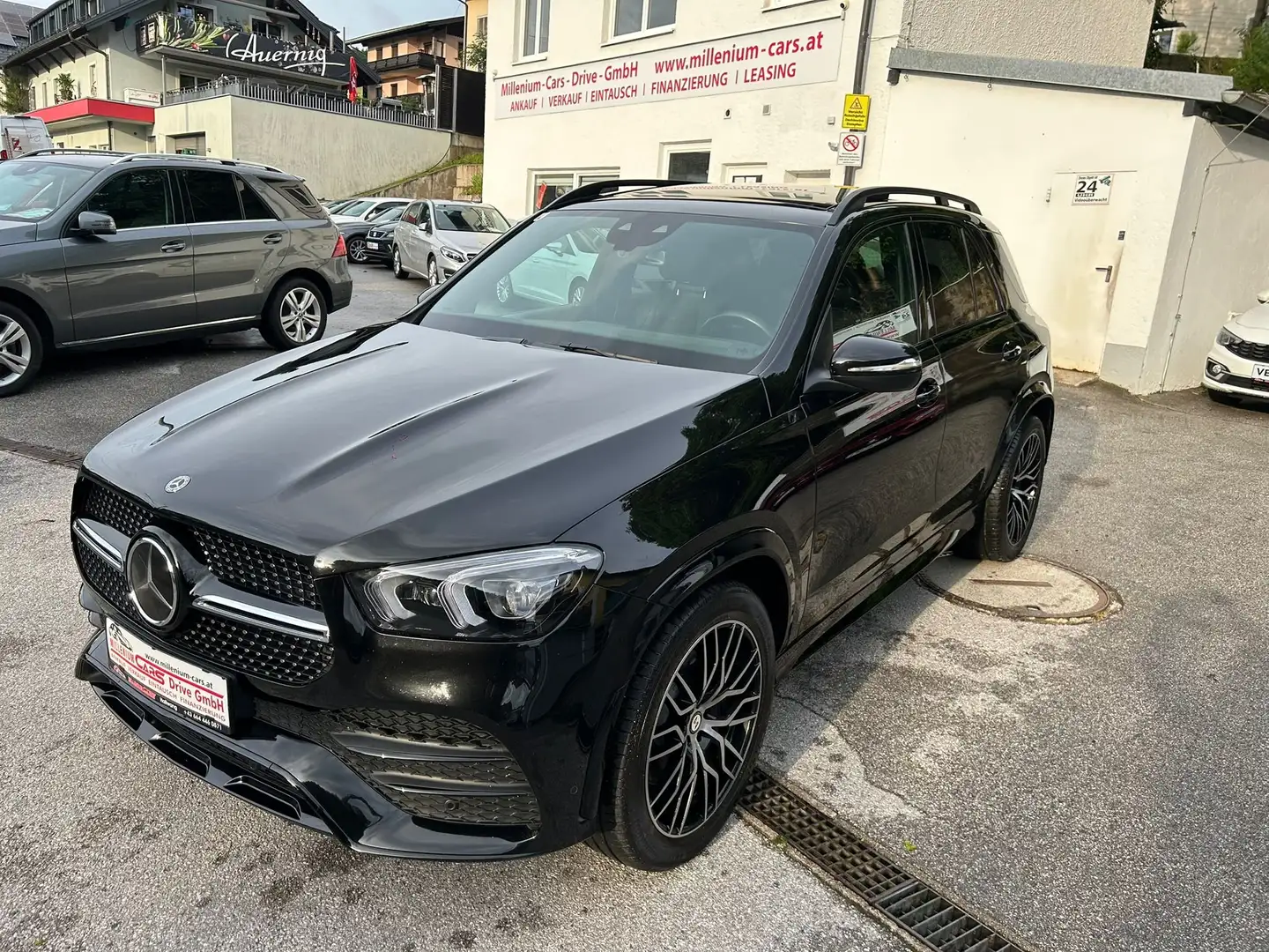 Mercedes-Benz GLE 350 d 4Matic Aut AMG Line crna - 1
