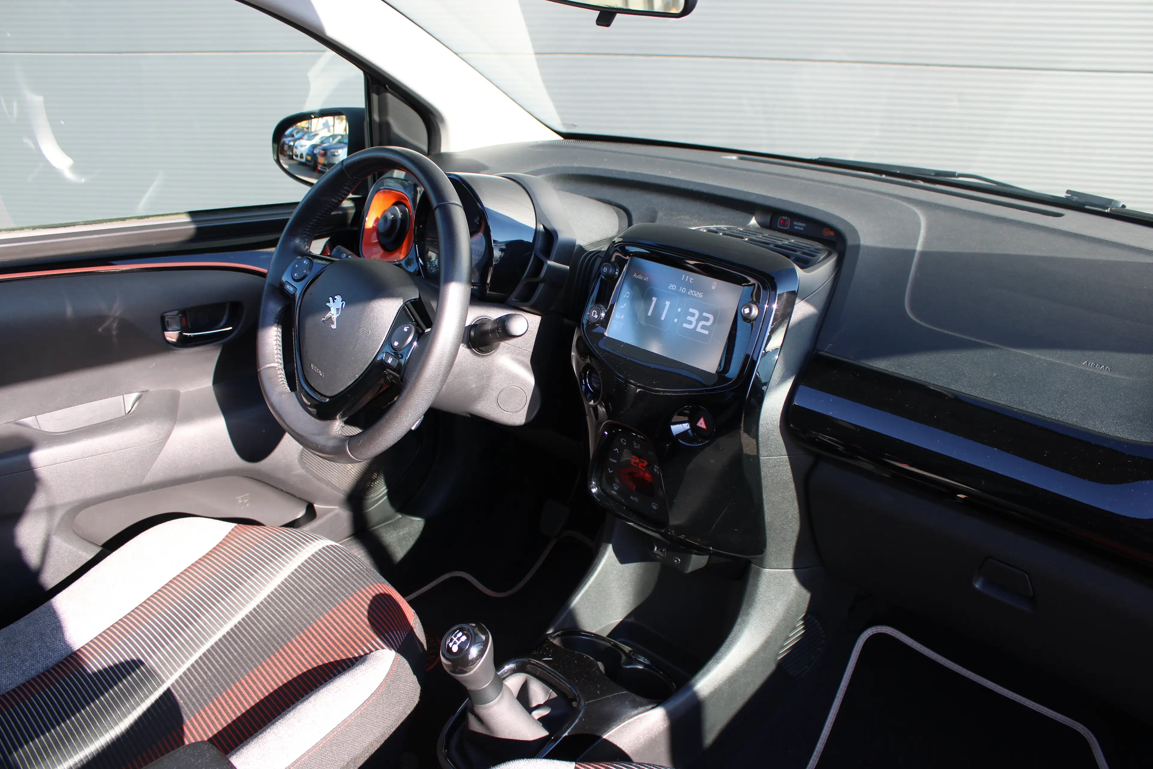 Peugeot 108 1.0 e-VTi Roland Garros TOP! | Navi by app | Apple — photo 3