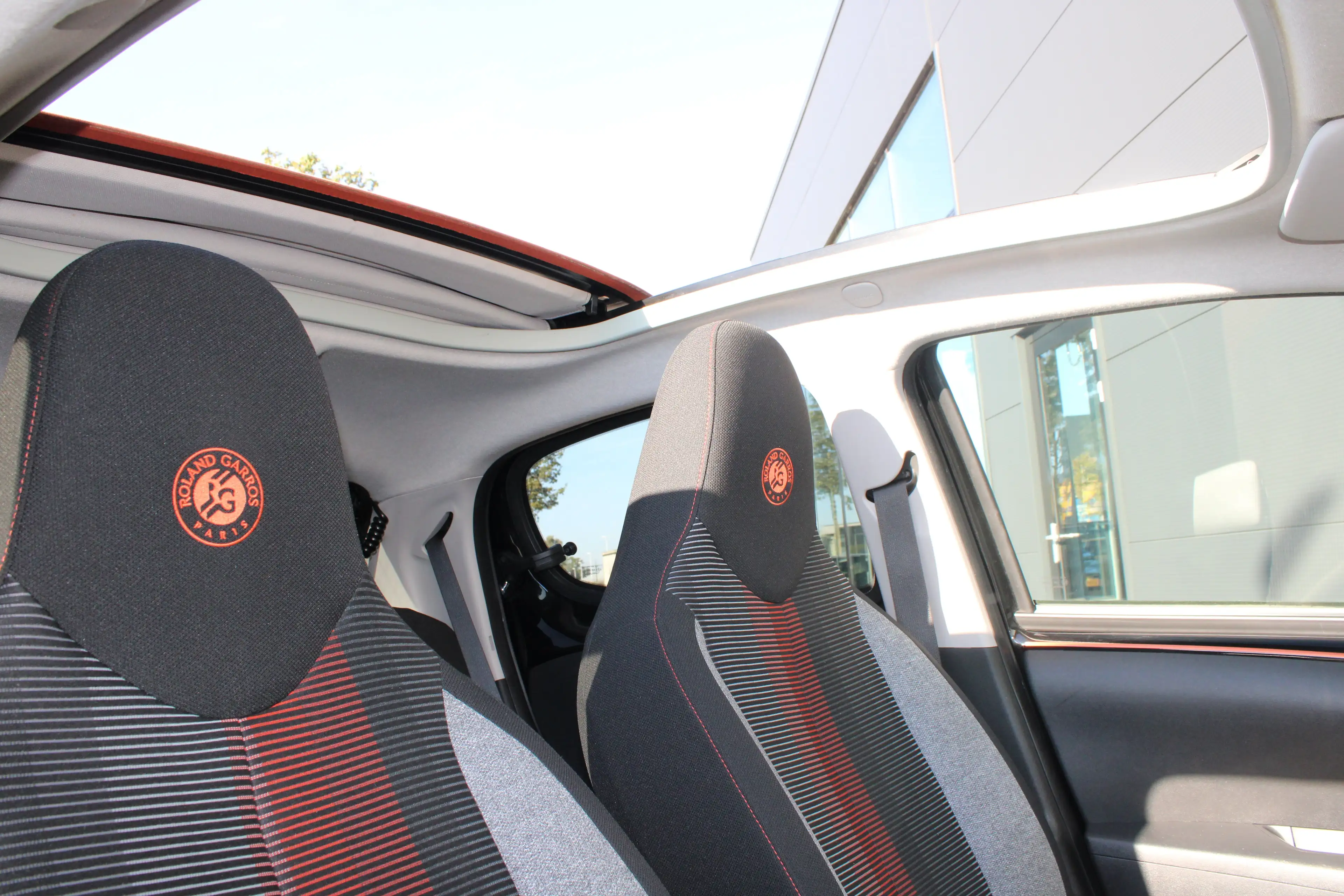 Peugeot 108 1.0 e-VTi Roland Garros TOP! | Navi by app | Apple — photo 4