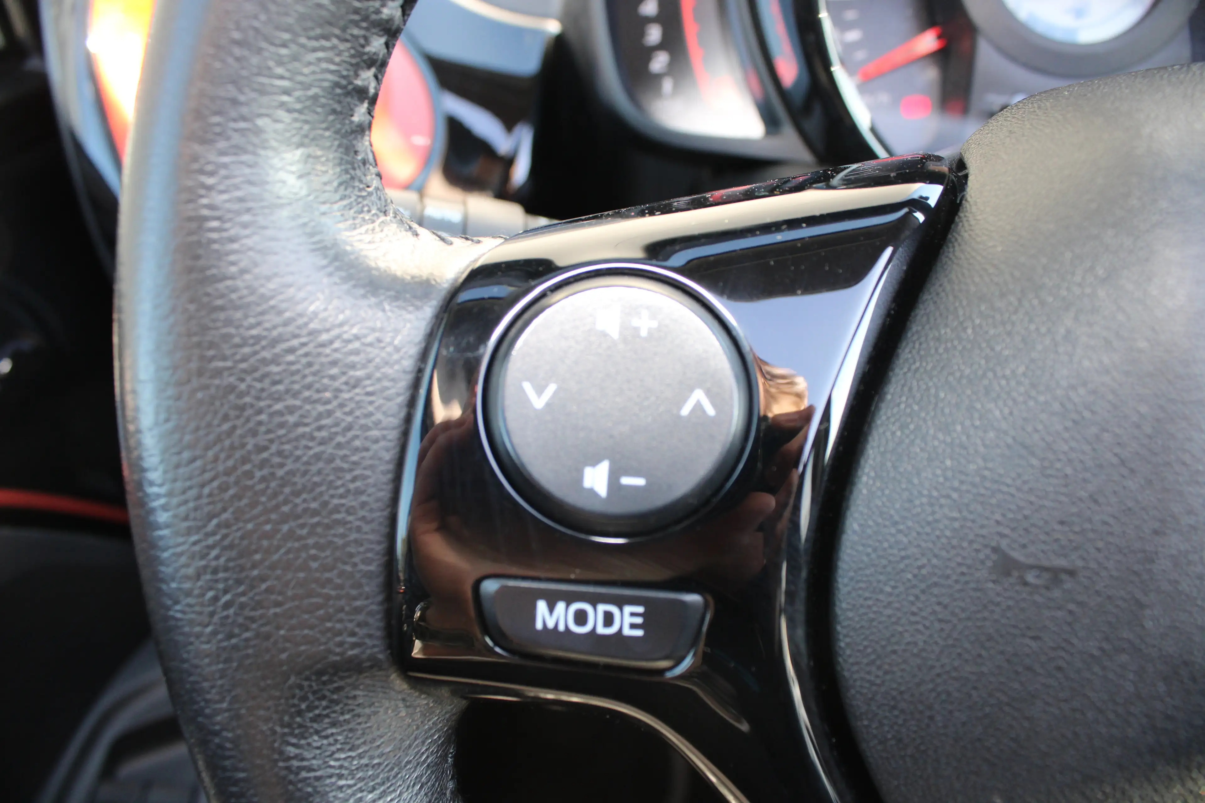 Peugeot 108 1.0 e-VTi Roland Garros TOP! | Navi by app | Apple — photo 24