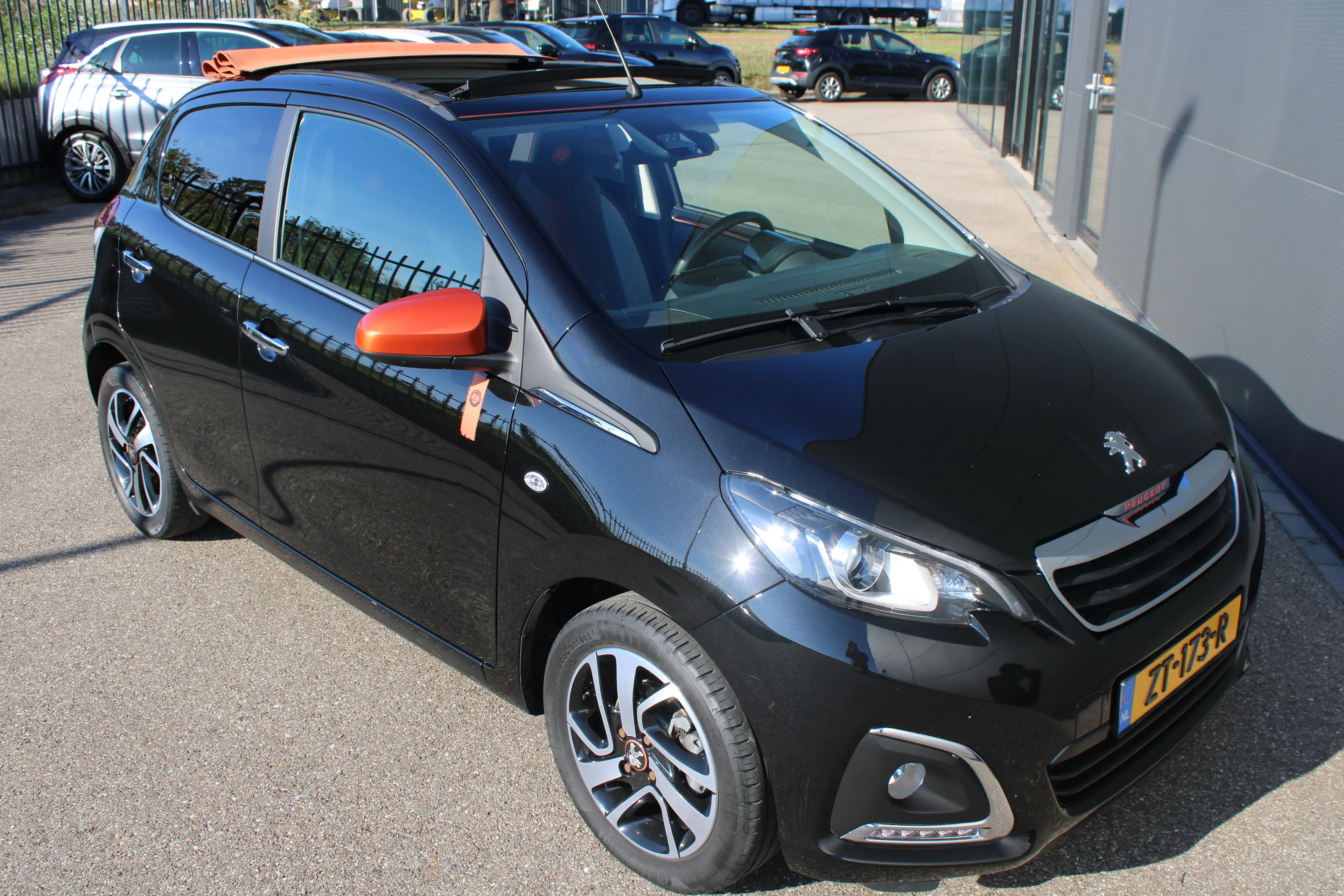 Peugeot 108 1.0 e-VTi Roland Garros TOP! | Navi by app | Apple — photo 9