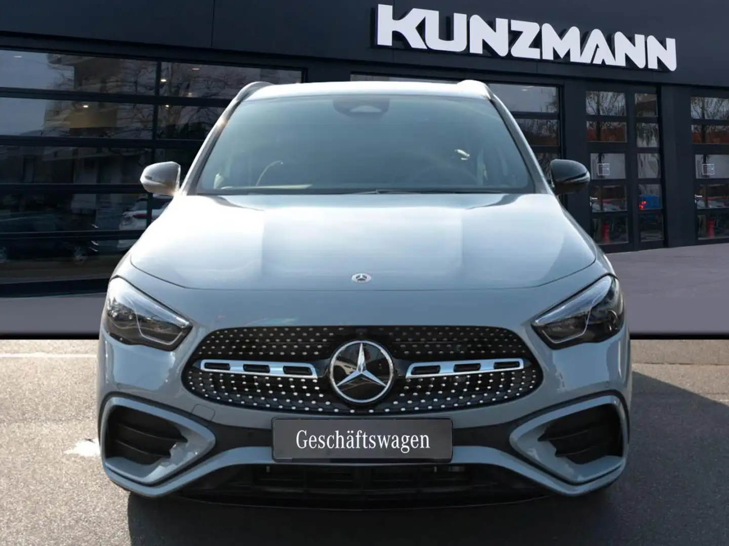 Mercedes-Benz GLA 200 AMG Night 360° AHK EasyPack Kamera SHZ Grau - 2