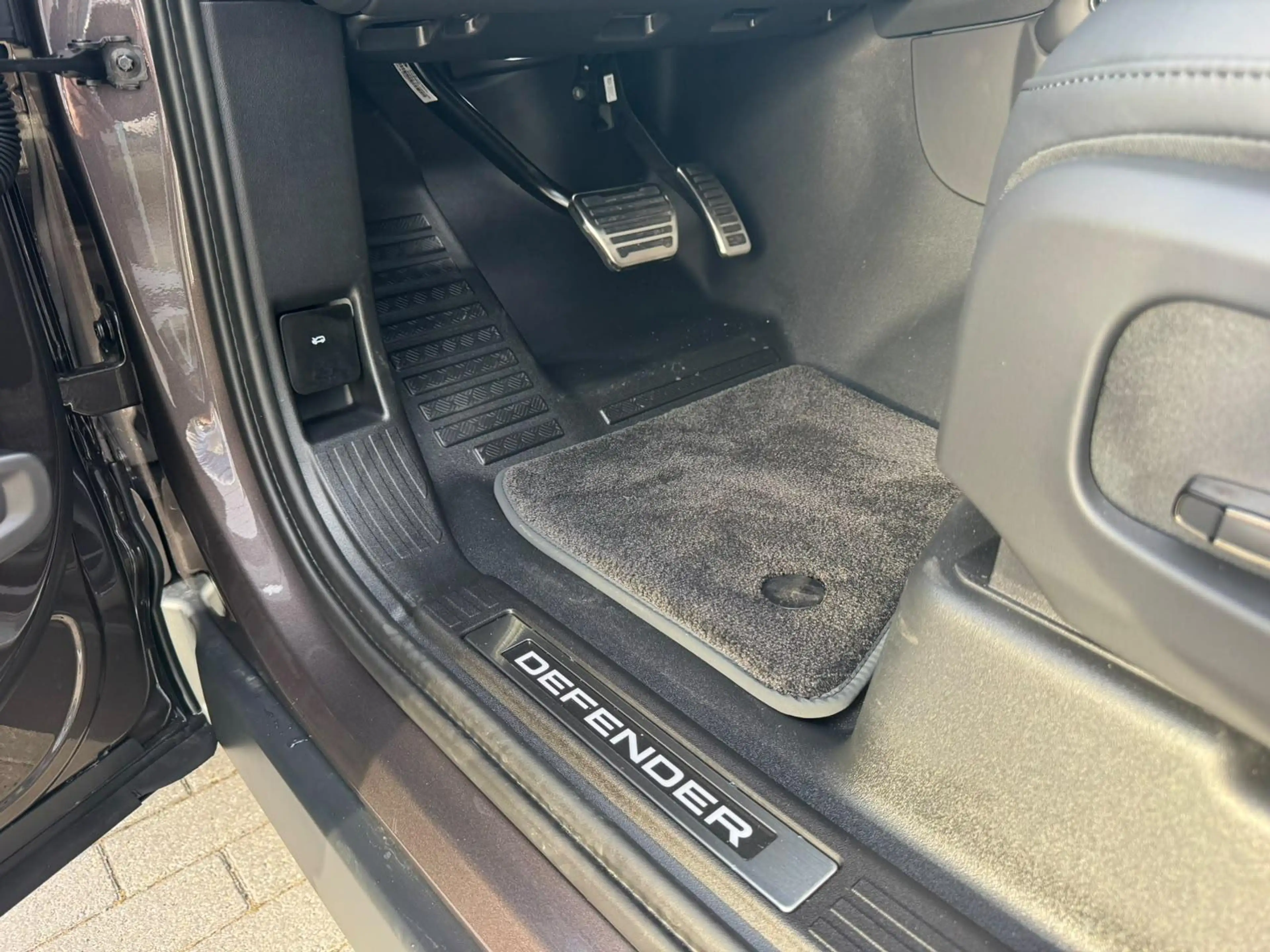 Land Rover Defender 110 P635 OCTA — photo 12