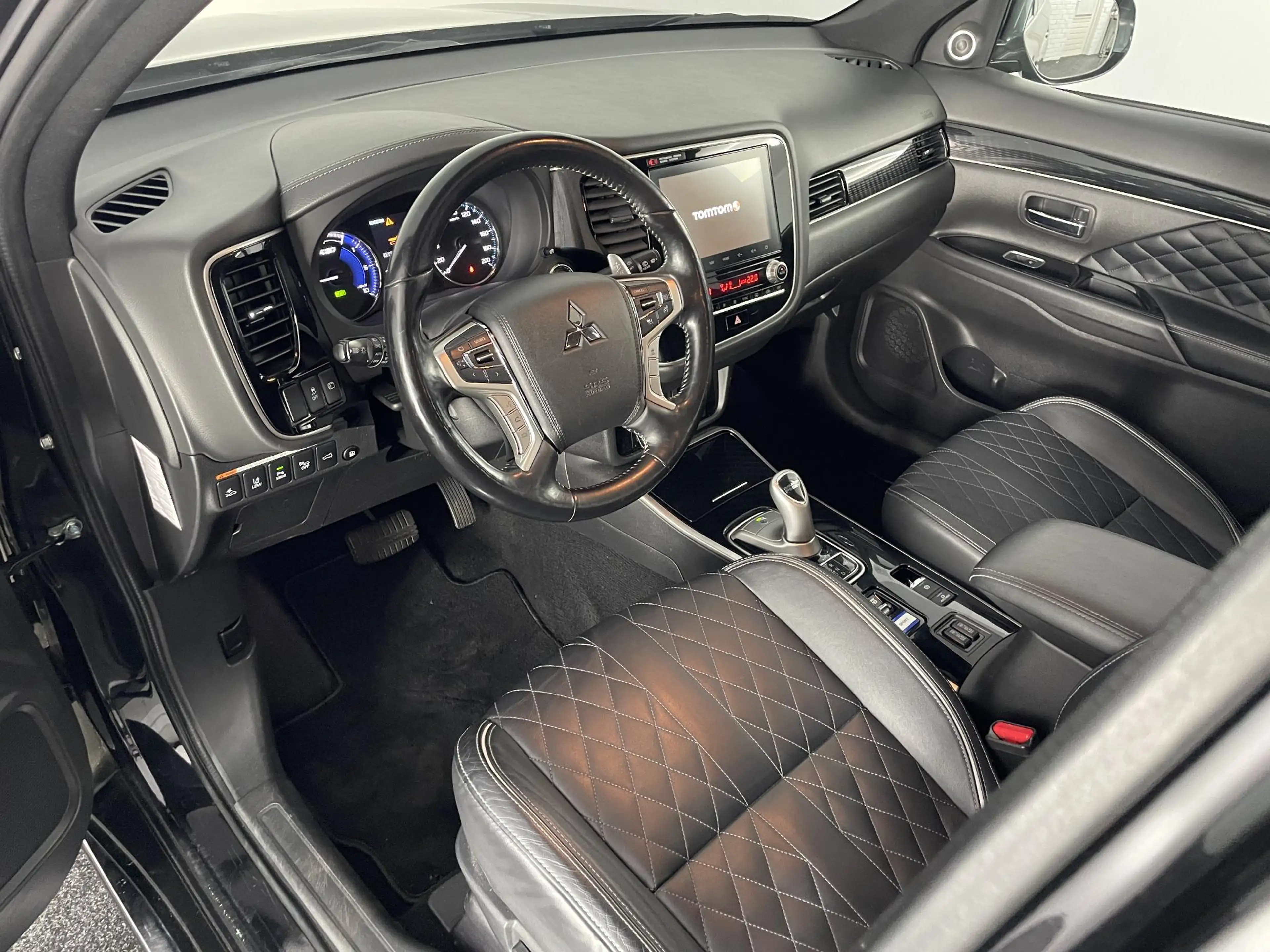 Mitsubishi Outlander 2.4 PHEV Intense+ | Schuif-kanteldak | Leder | Plu — photo 3