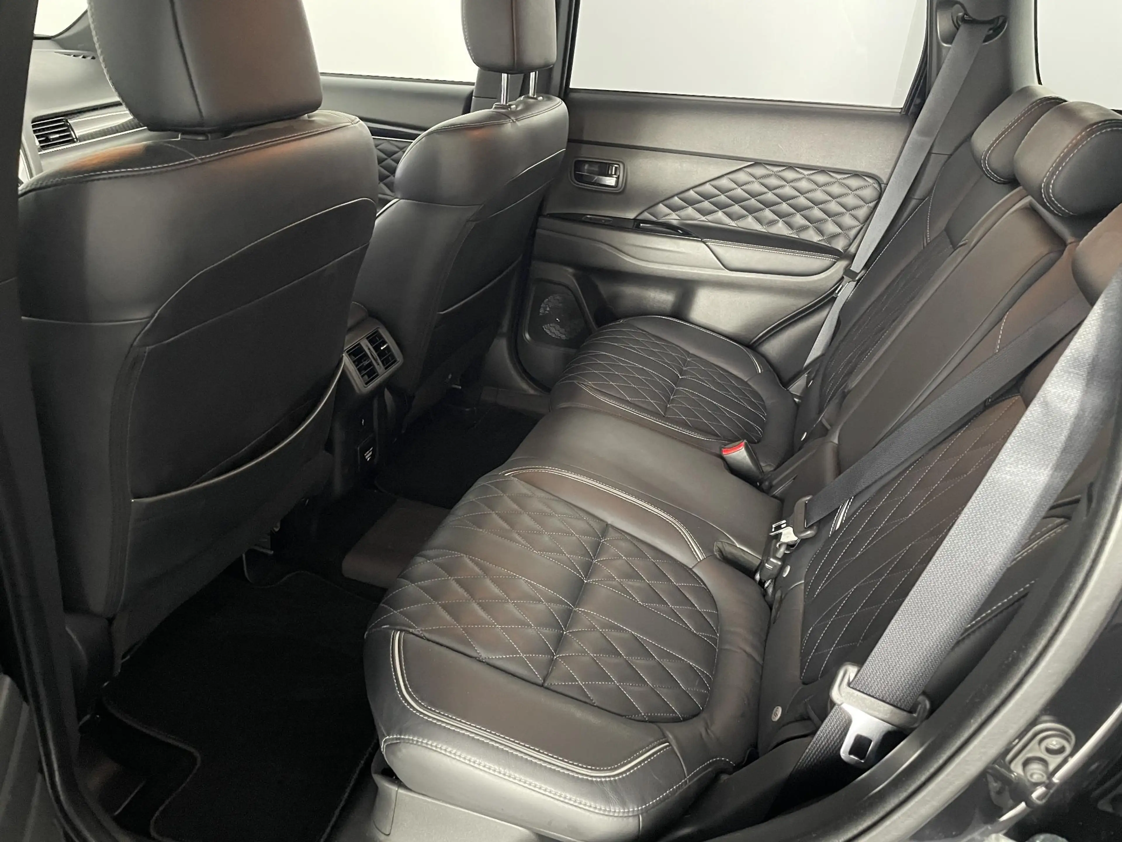 Mitsubishi Outlander 2.4 PHEV Intense+ | Schuif-kanteldak | Leder | Plu — photo 16