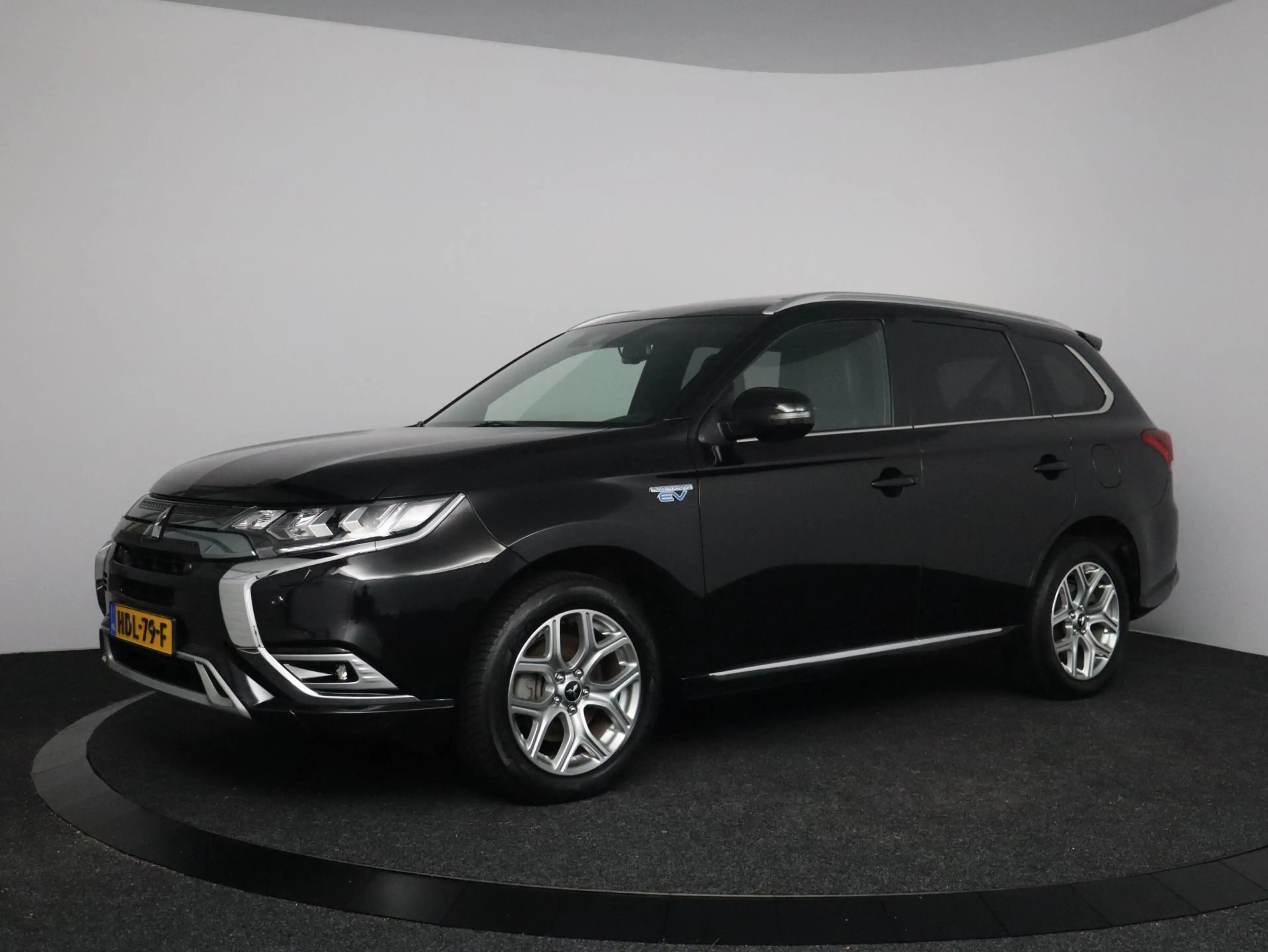 Mitsubishi Outlander 2.4 PHEV Intense+ | Schuif-kanteldak | Leder | Plu — photo 2
