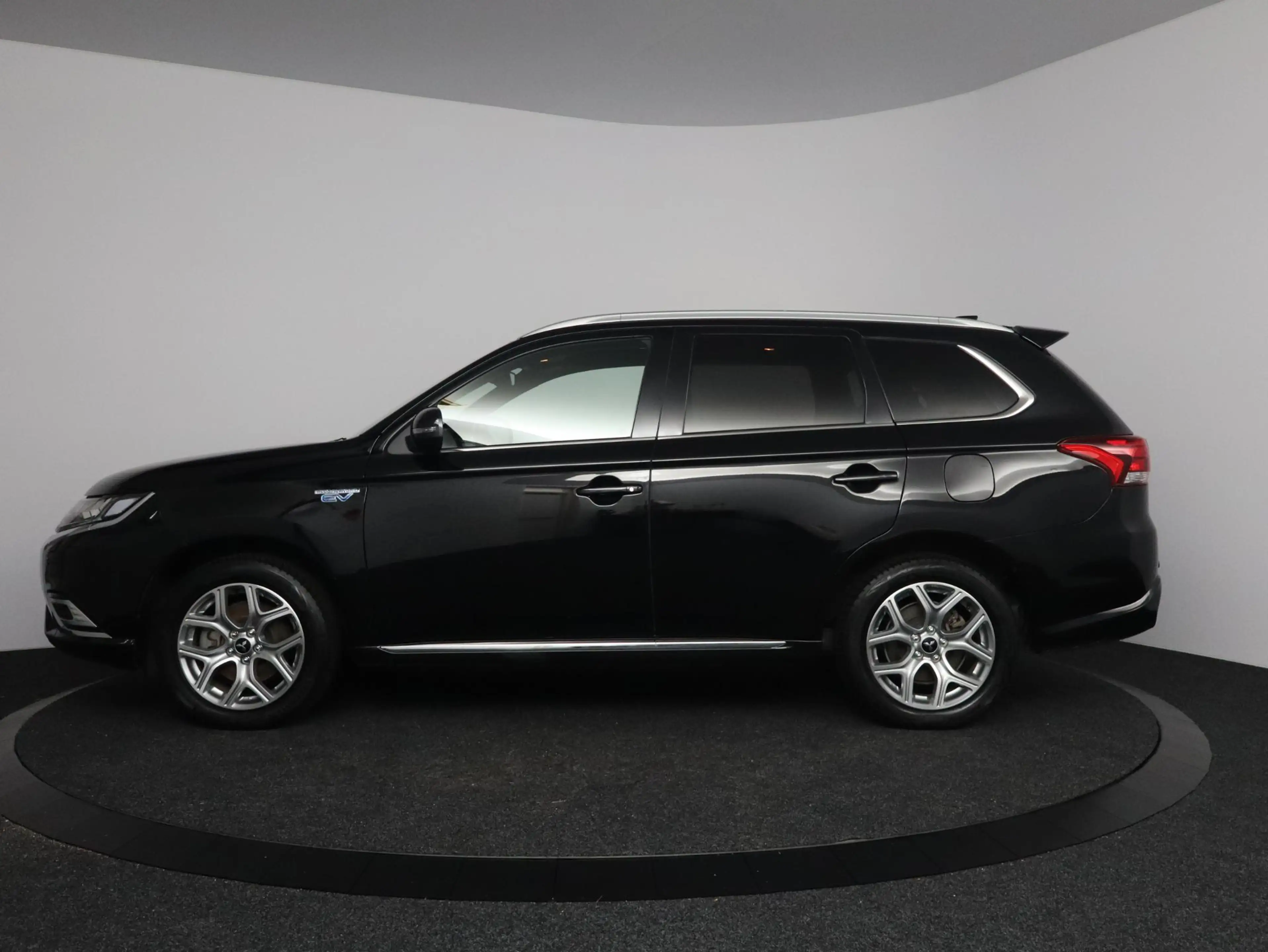 Mitsubishi Outlander 2.4 PHEV Intense+ | Schuif-kanteldak | Leder | Plu — photo 13