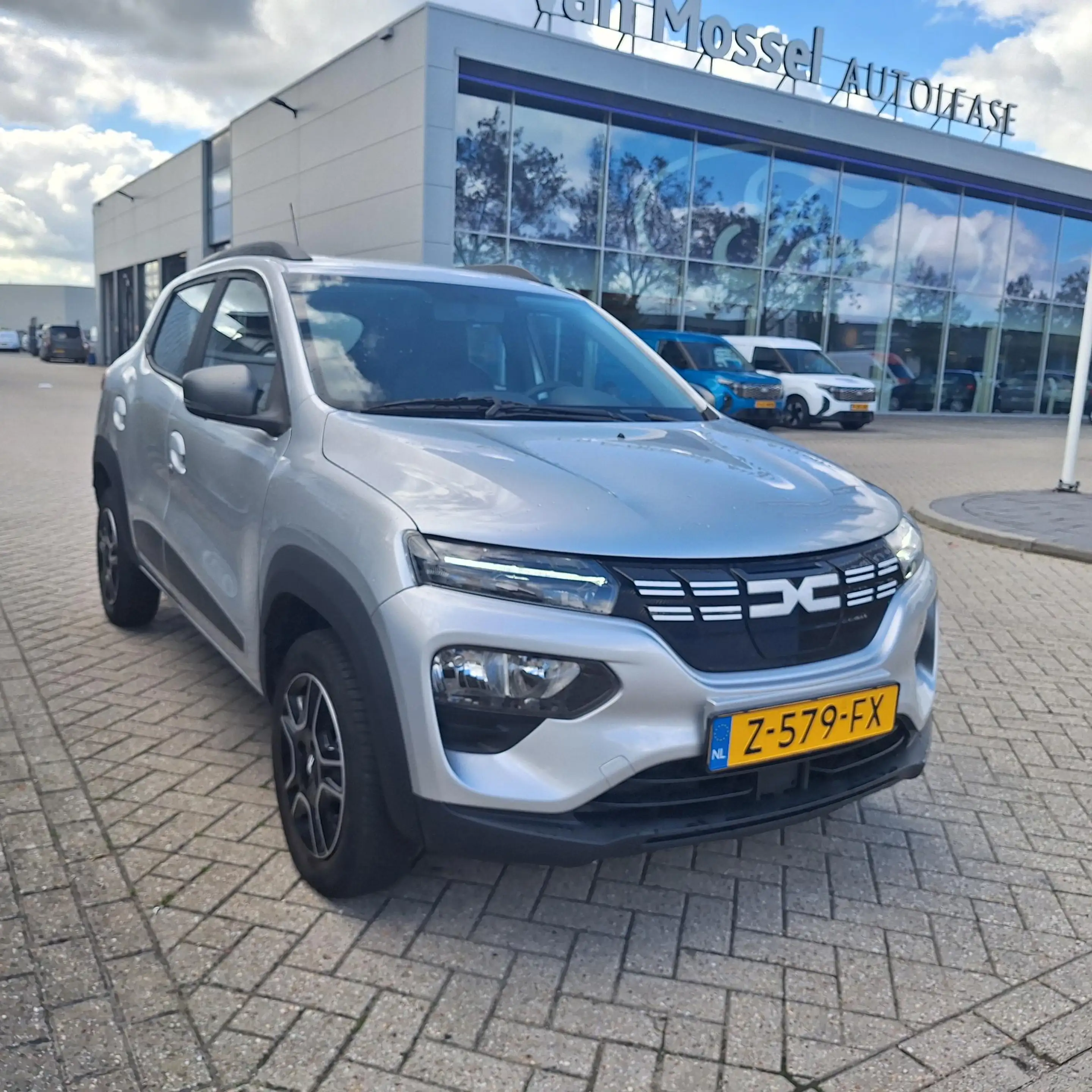 Dacia Spring Expression 27 kWh | SOH 92% | Navigatie | All Weat — photo 3