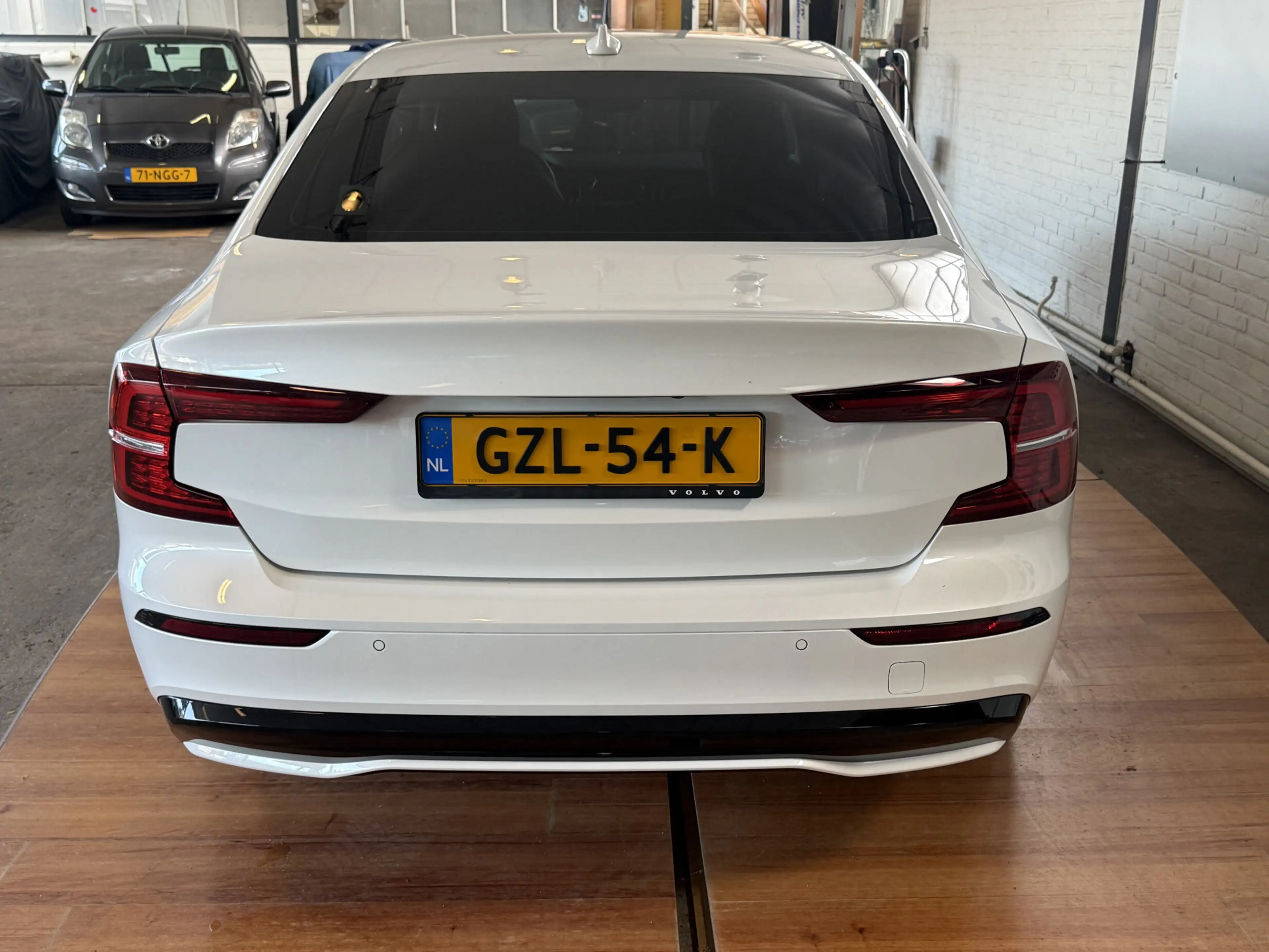 Volvo S60 2.0 Recharge T6 AWD Plus Dark — photo 17