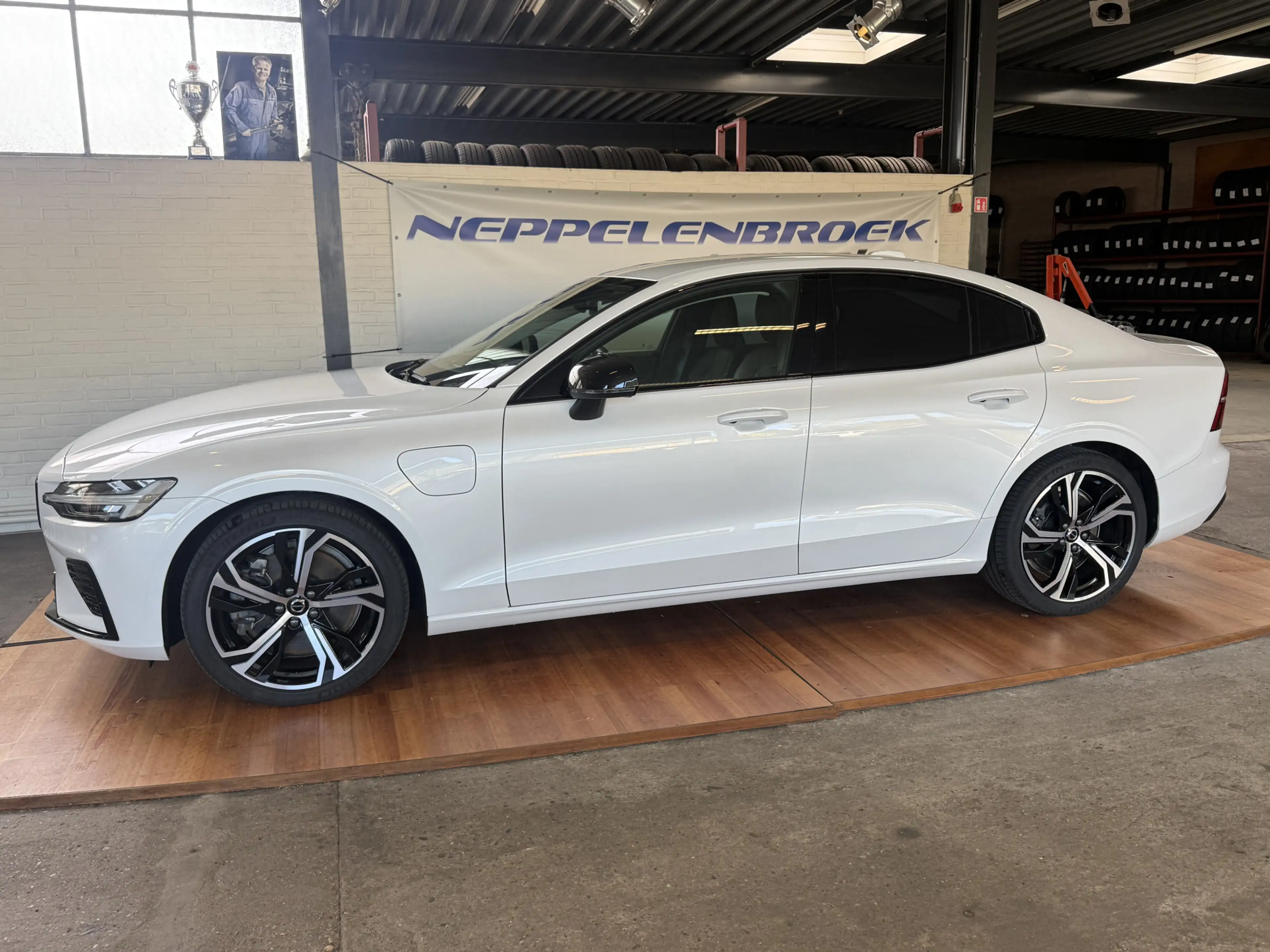 Volvo S60 2.0 Recharge T6 AWD Plus Dark — photo 2