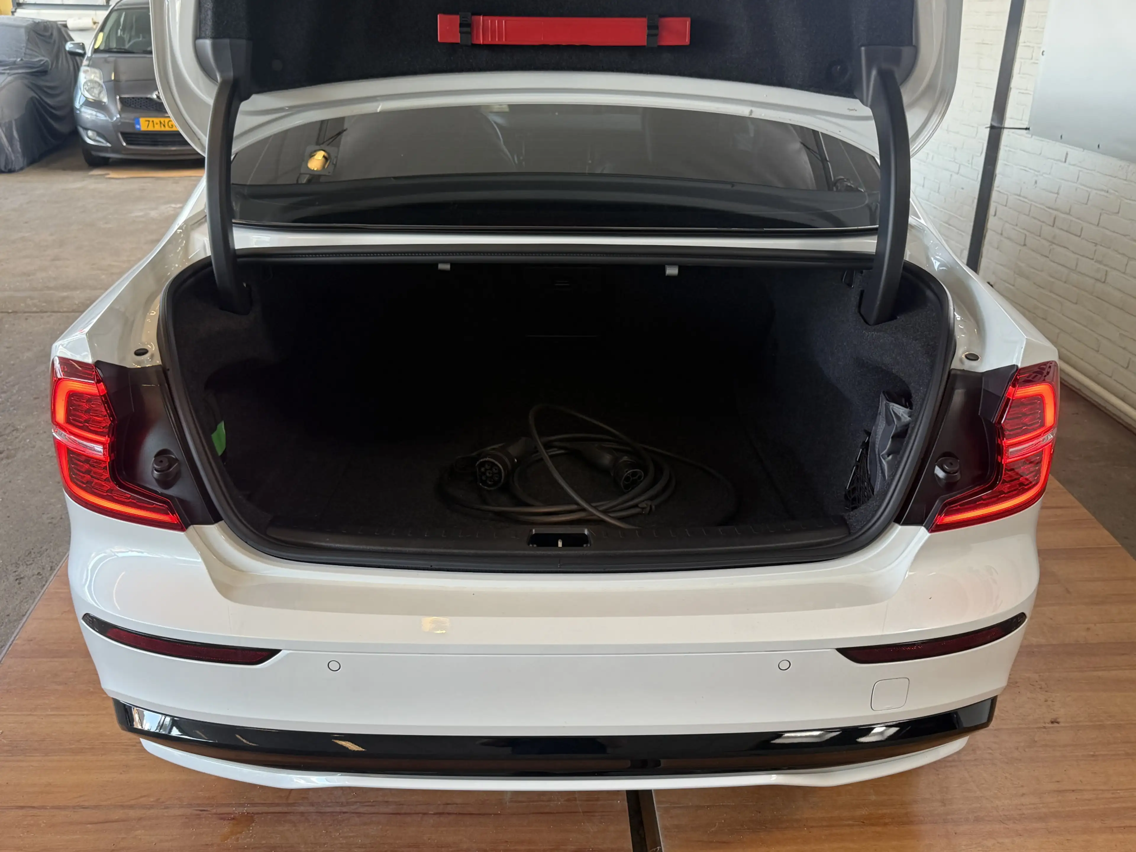 Volvo S60 2.0 Recharge T6 AWD Plus Dark — photo 18