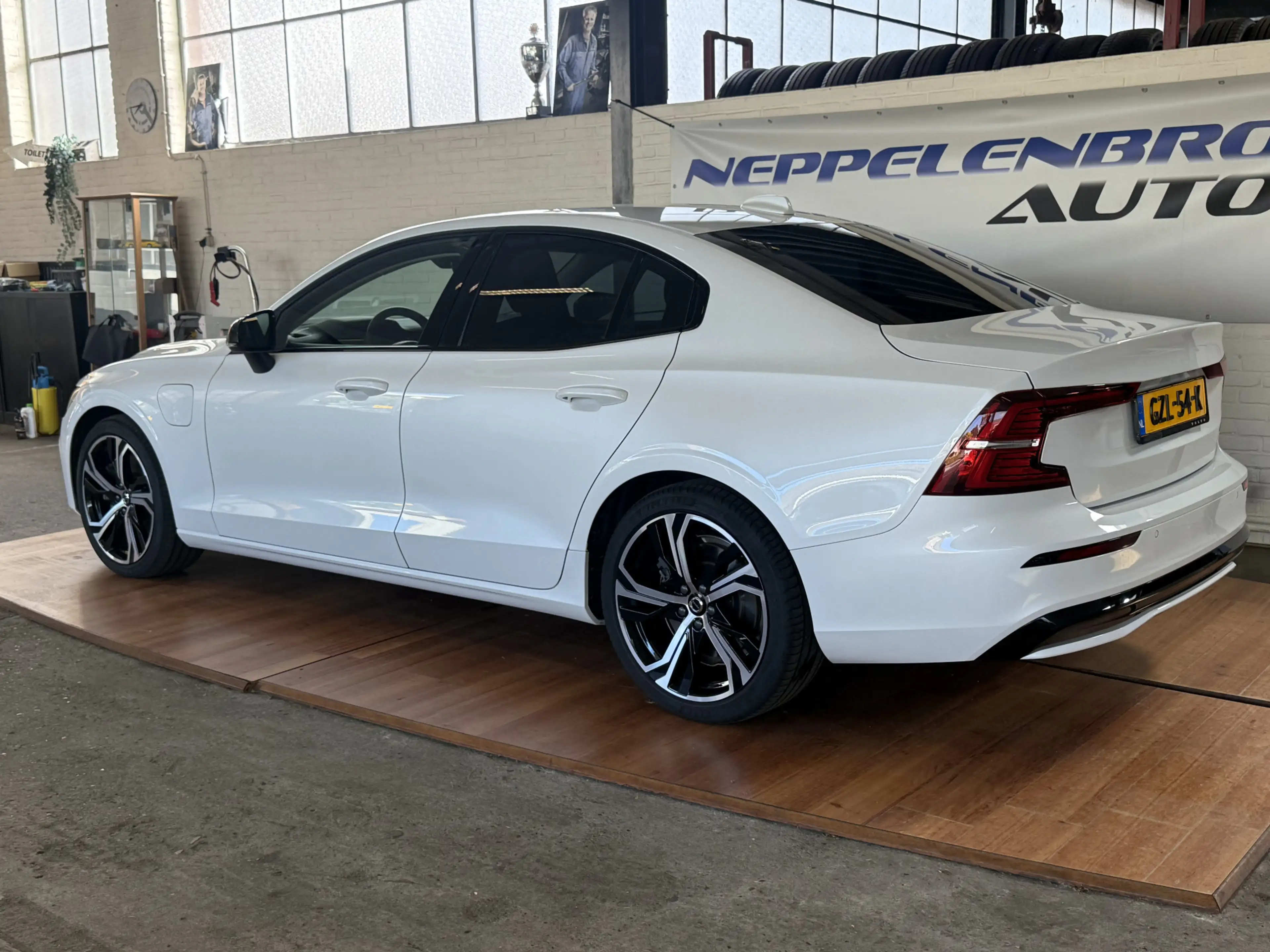 Volvo S60 2.0 Recharge T6 AWD Plus Dark — photo 3