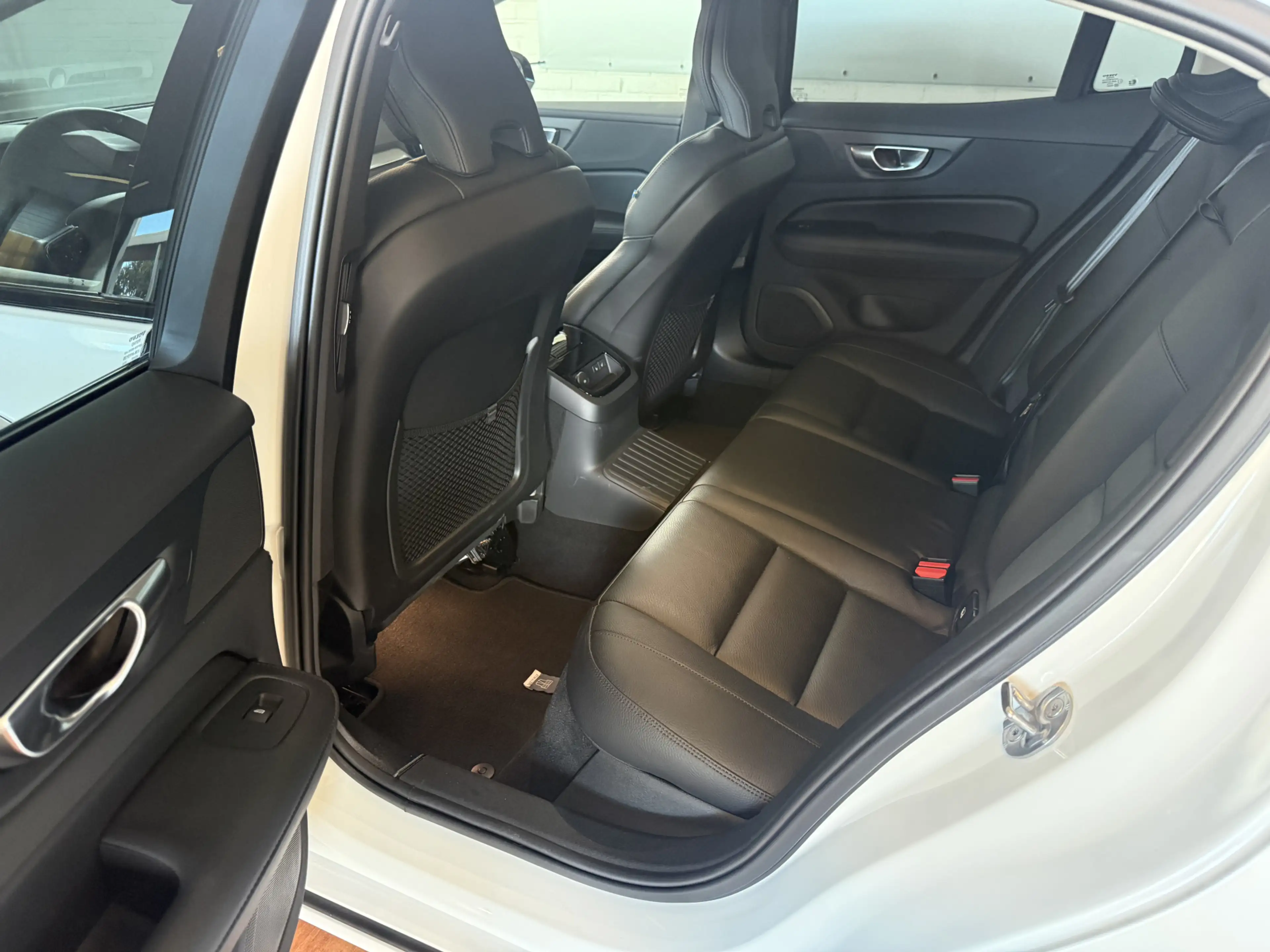 Volvo S60 2.0 Recharge T6 AWD Plus Dark — photo 13