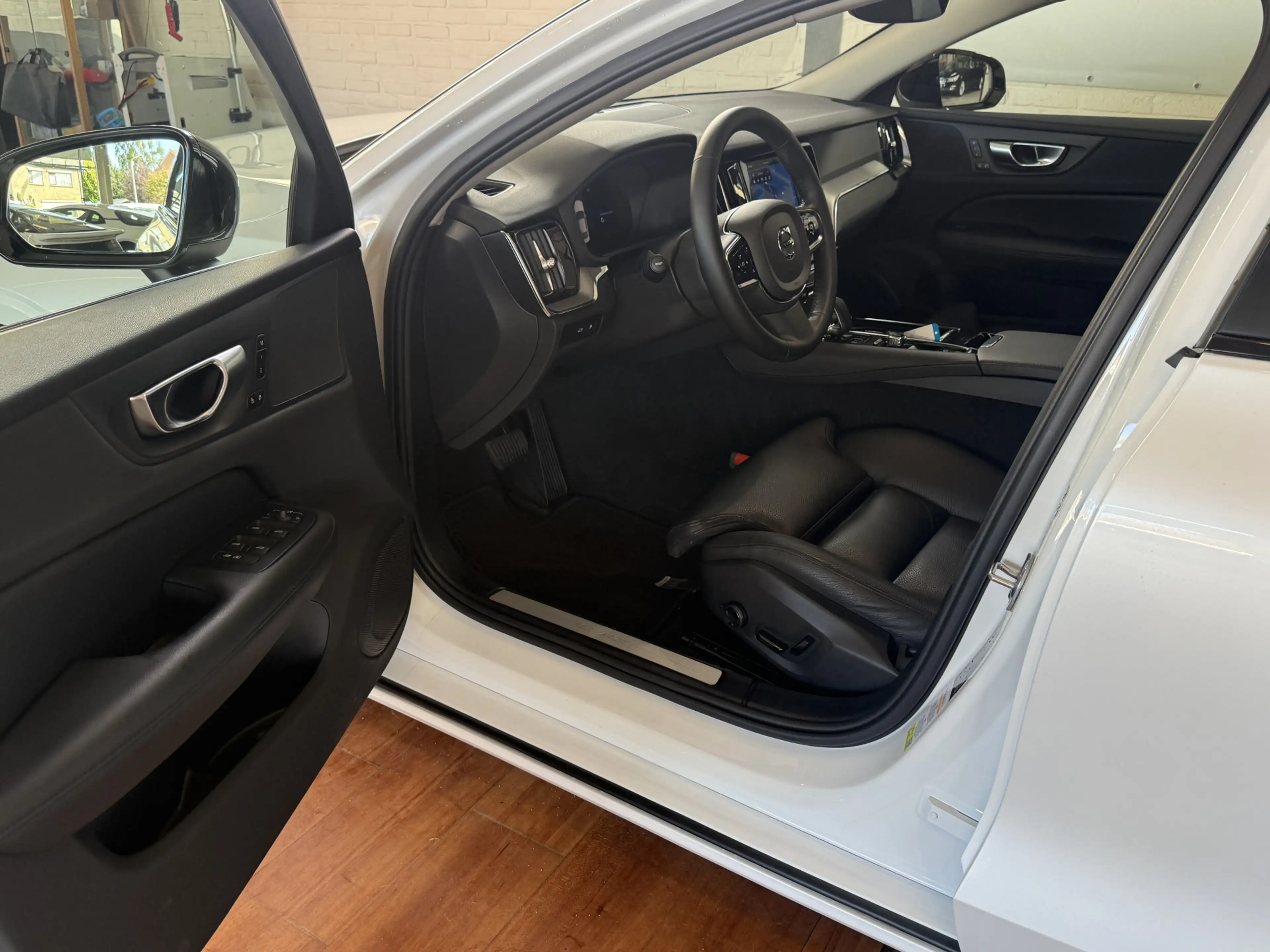 Volvo S60 2.0 Recharge T6 AWD Plus Dark — photo 5