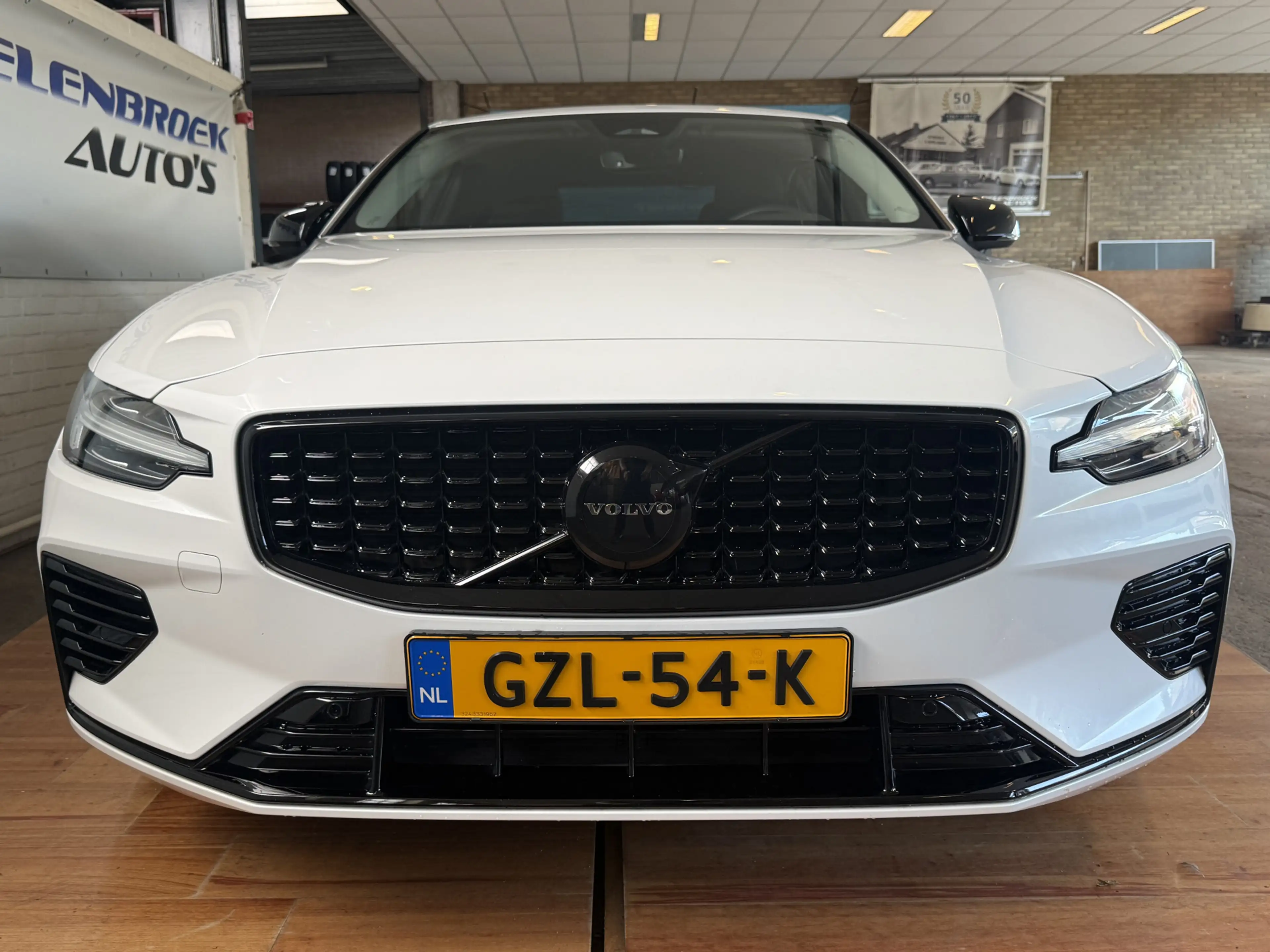 Volvo S60 2.0 Recharge T6 AWD Plus Dark — photo 24