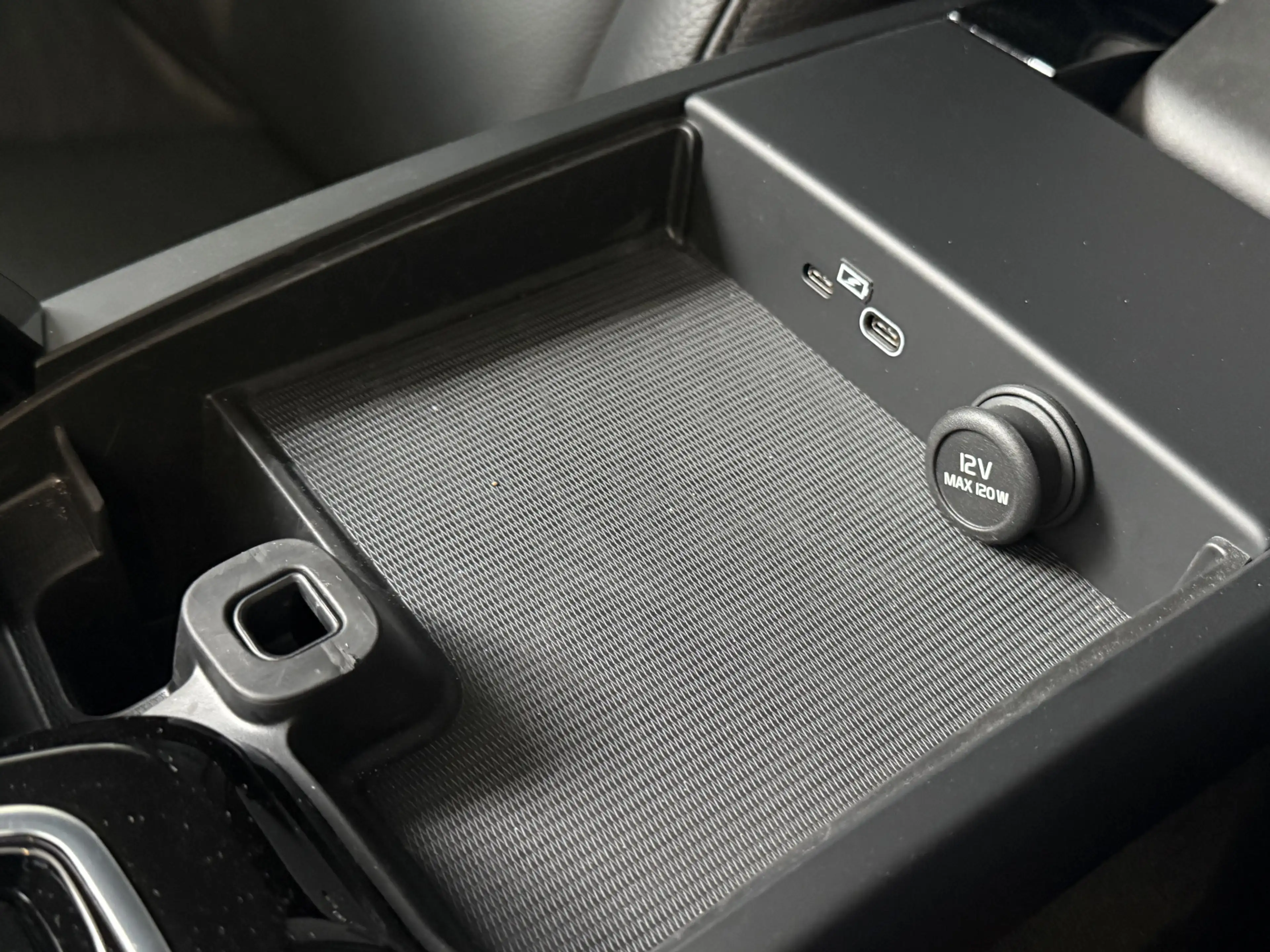 Volvo S60 2.0 Recharge T6 AWD Plus Dark — photo 9