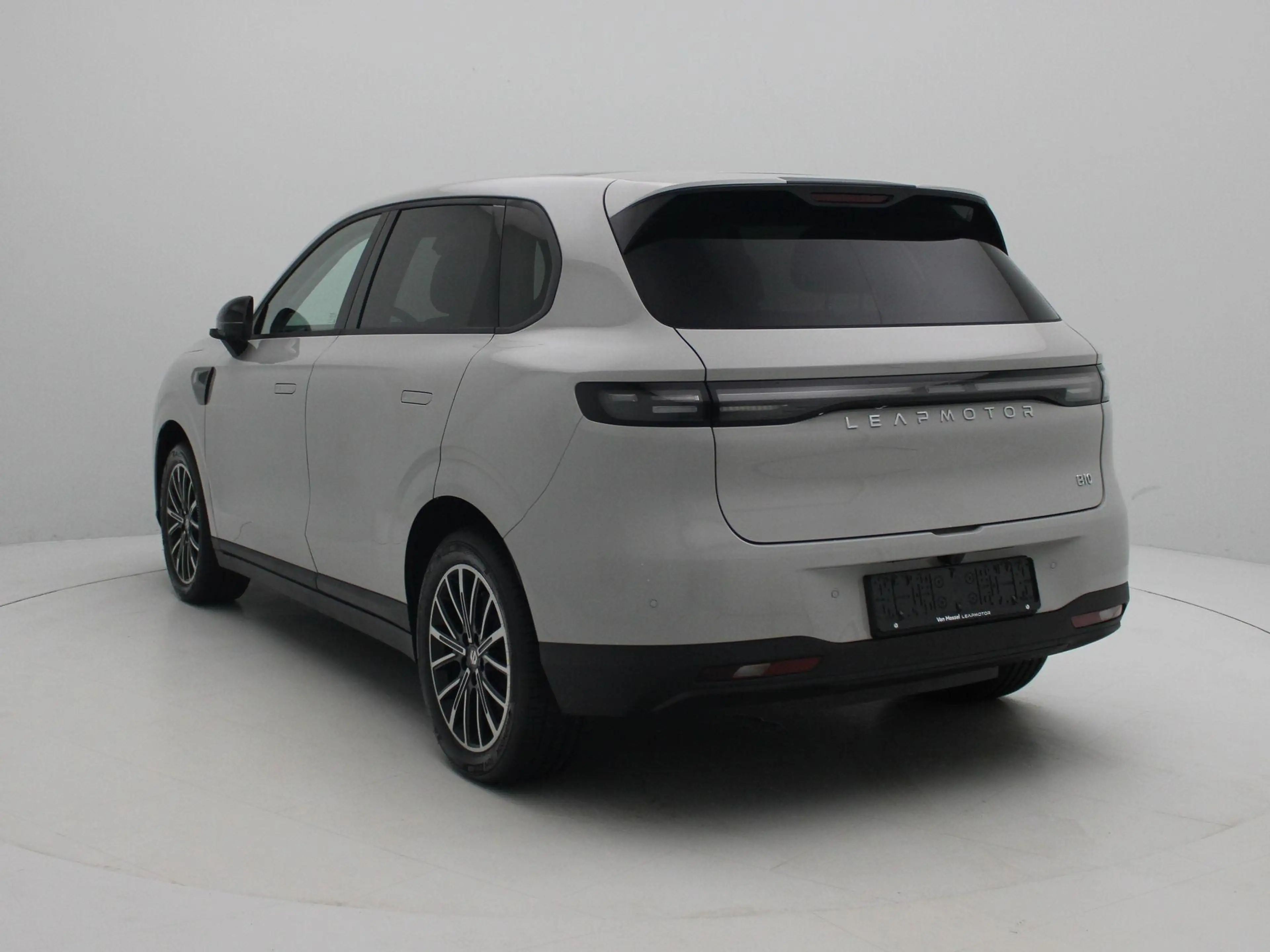 Leapmotor B10 Design ProMax 67.1 kWh | DEMO SALE | VAN € 34.245, — photo 2