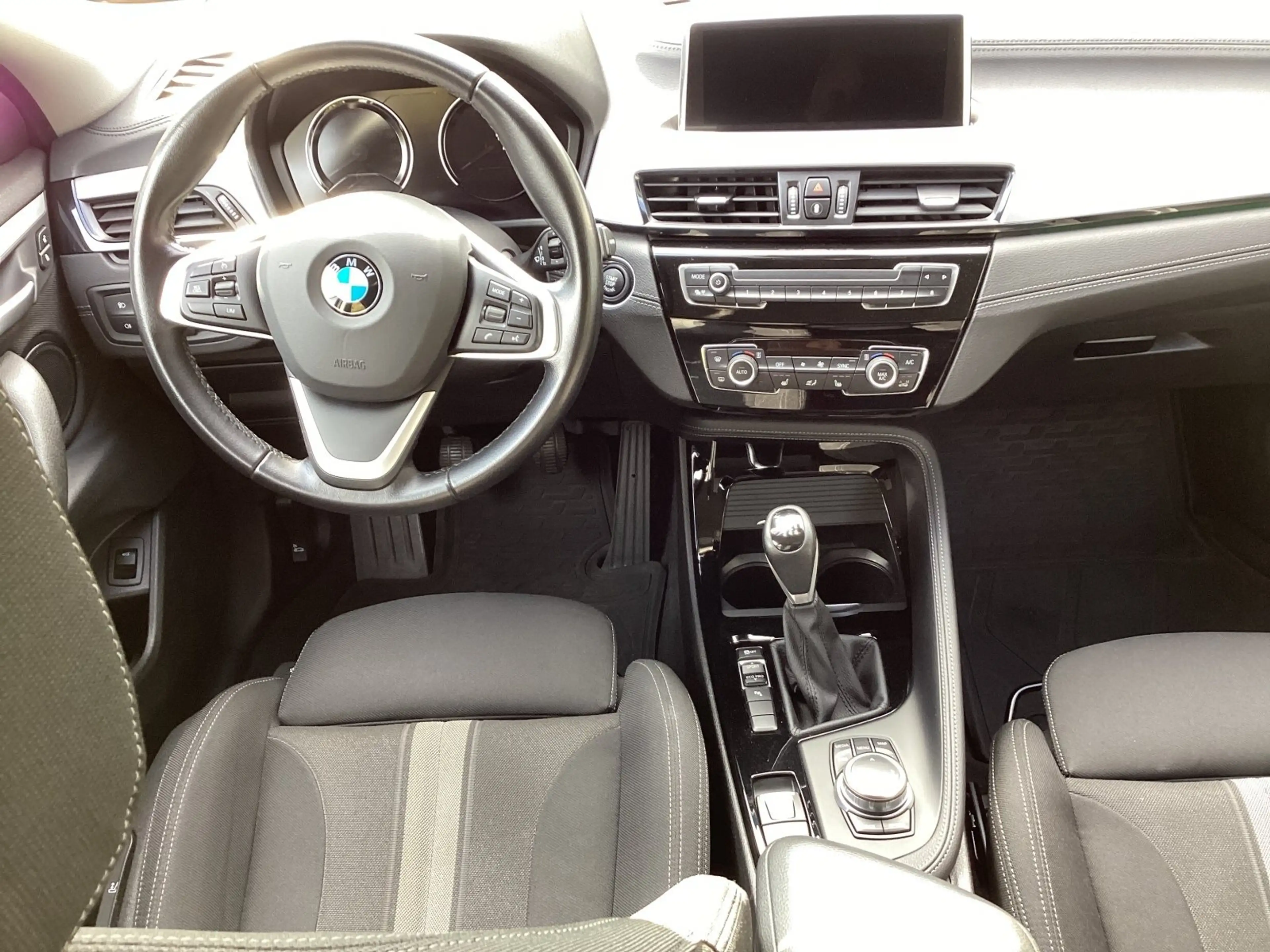 BMW X2 sDrive18d Advantage DAB LED Kamera — photo 10
